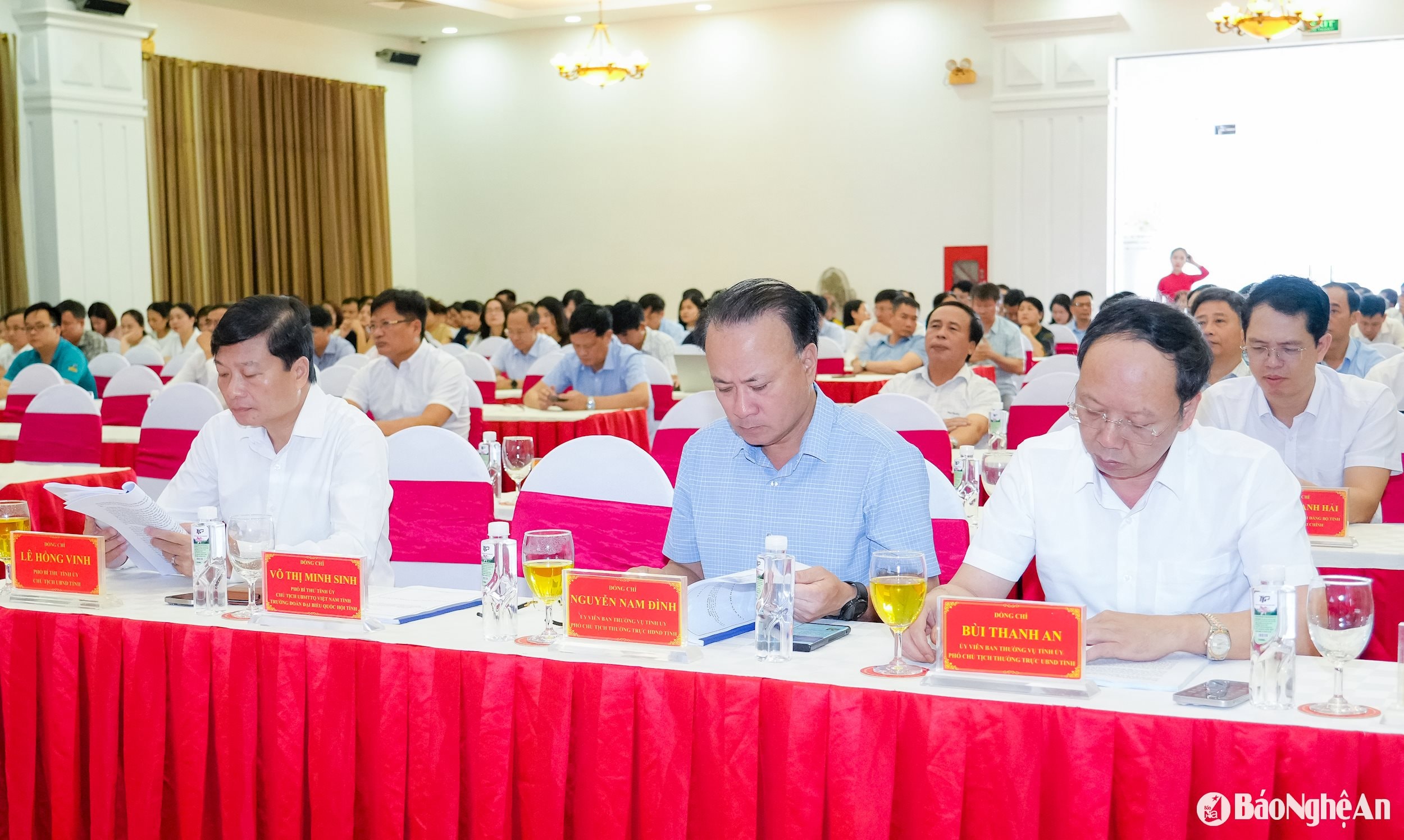 Đồng chí Lê Hồng Vinh - Phó Bí thư Tỉnh ủy, Chủ tịch UBND tỉnh, cùng các đồng chí Ủy viên Ban Thường vụ Tỉnh ủy dự hội nghị. Ảnh: Phạm Bằng
