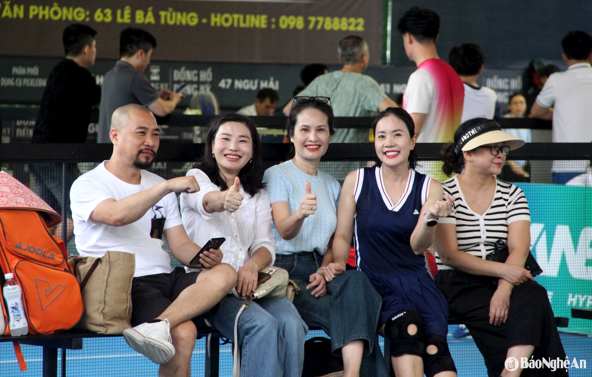 Khán giả cổ vũ nhiệt tình cho các đội thi. Ảnh: Quang An