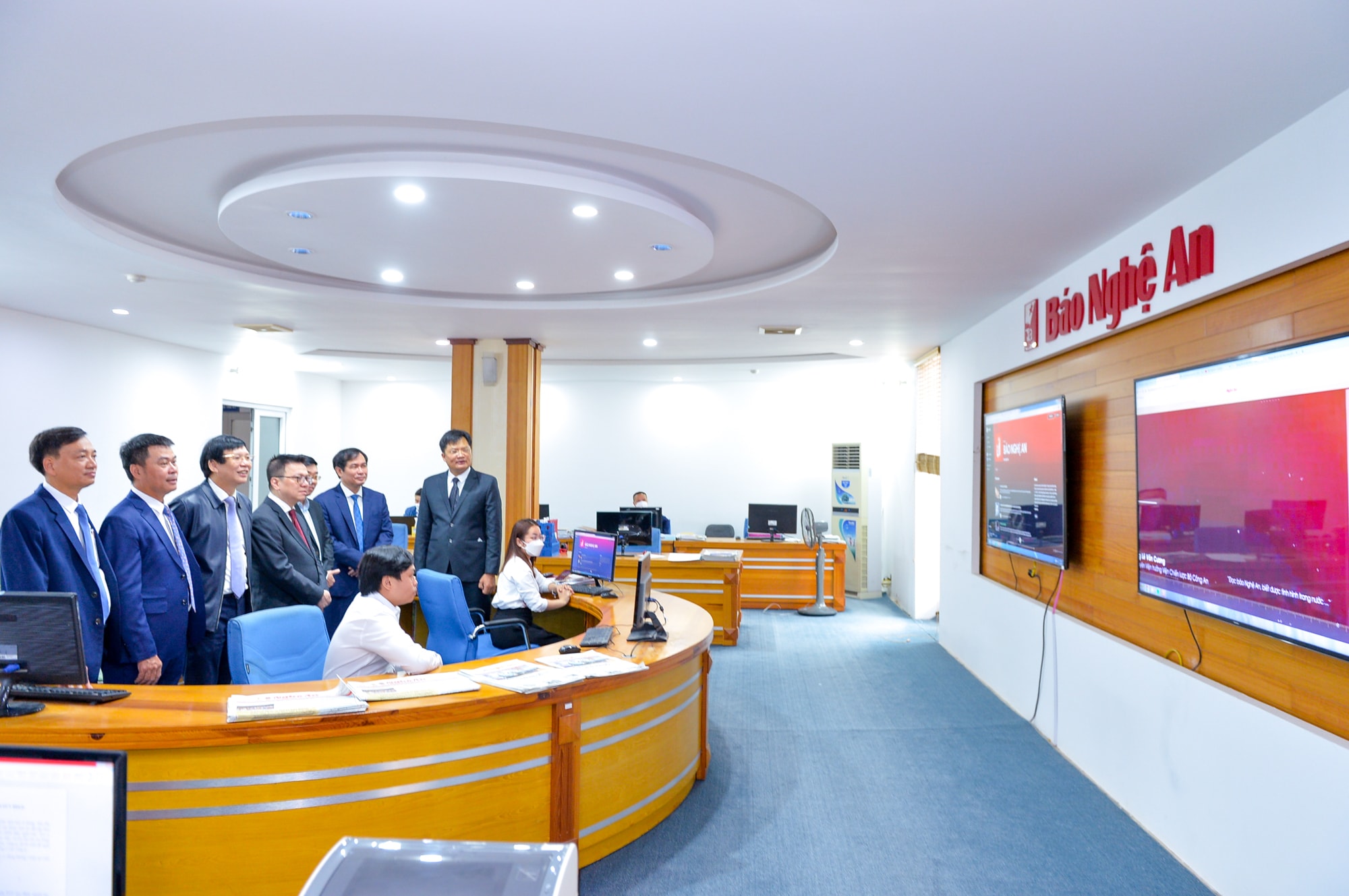 Đồng chí Lê Quốc Minh - Uỷ viên BCH Trung ương Đảng, Tổng Biên tập Báo Nhân dân và các đồng chí Hội Nhà báo Việt Nam thăm Báo Nghệ An. Ảnh: Thành Cường