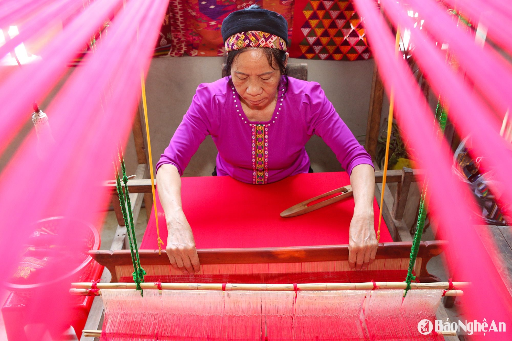thích ảnh 1. Bà Lương Thị Lan, ở bản Mác, thị trấn Thạch Giám, Tương Dương được biết đến là một trong những người có kỹ năng kéo sợi, dệt vải rất điêu liệu. Ảnh: Đình Tuân