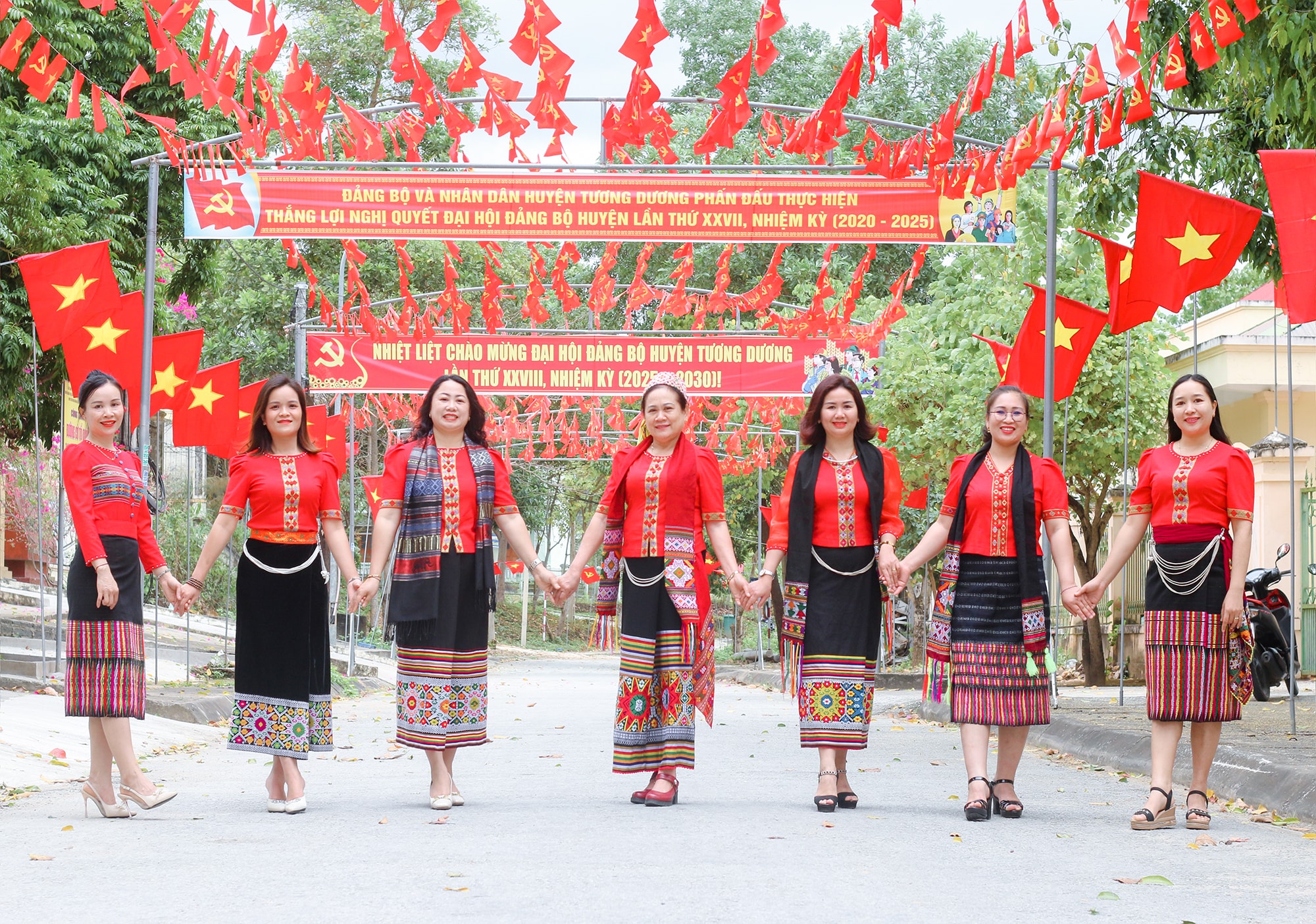 5. Những chiếc váy Thái giúp góp phần giúp tôn vinh nét đẹp văn hóa và sự duyên dáng của người phụ nữ Thái. Ảnh: Đình Tuân