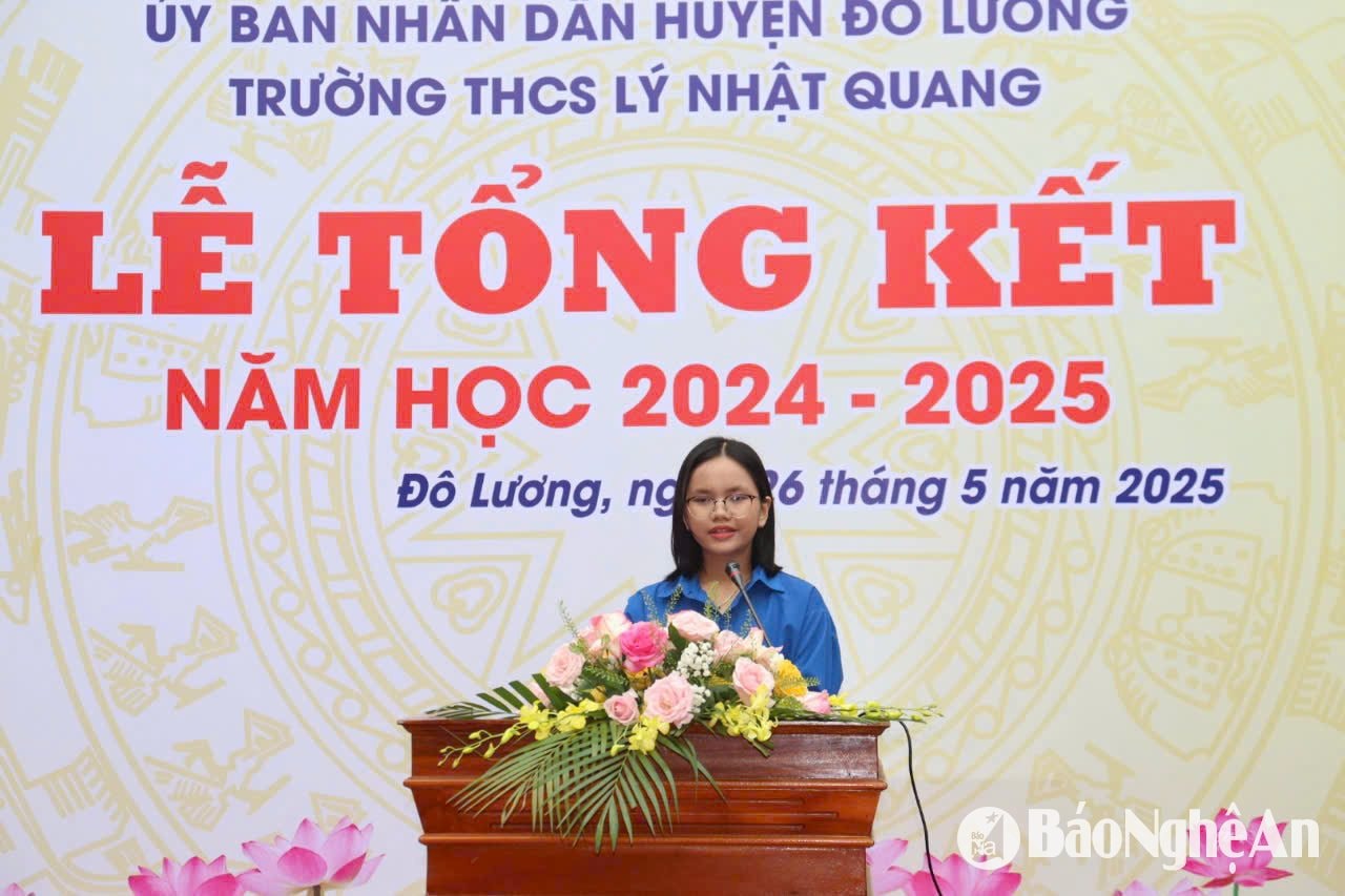 Băng Tâm phát biểu tại buổi Tổng kết năm học của trường THCS Lý Nhật Quang