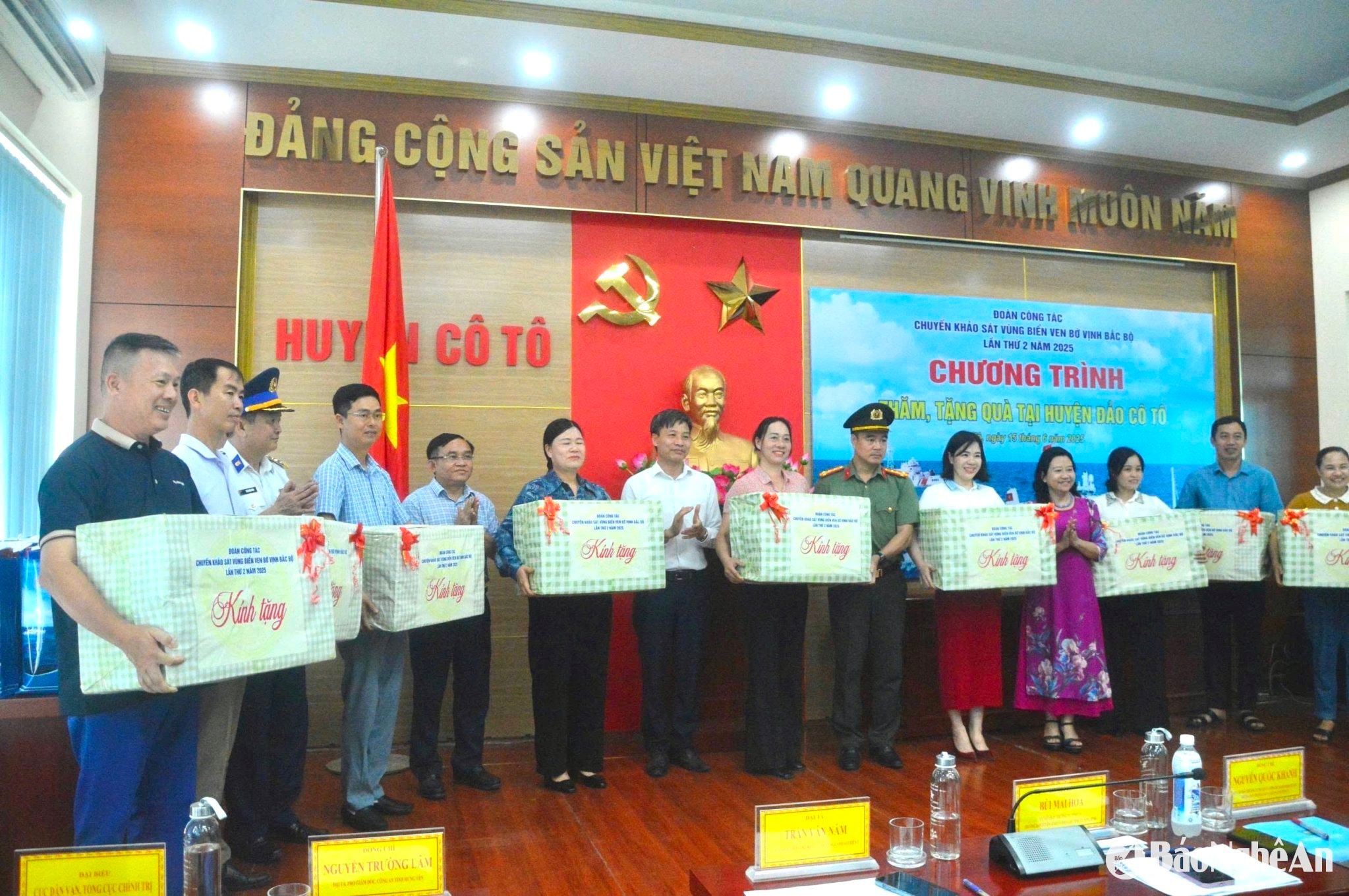  Anh Nam trao quà cho quân dân huyện đảo Cô Tô