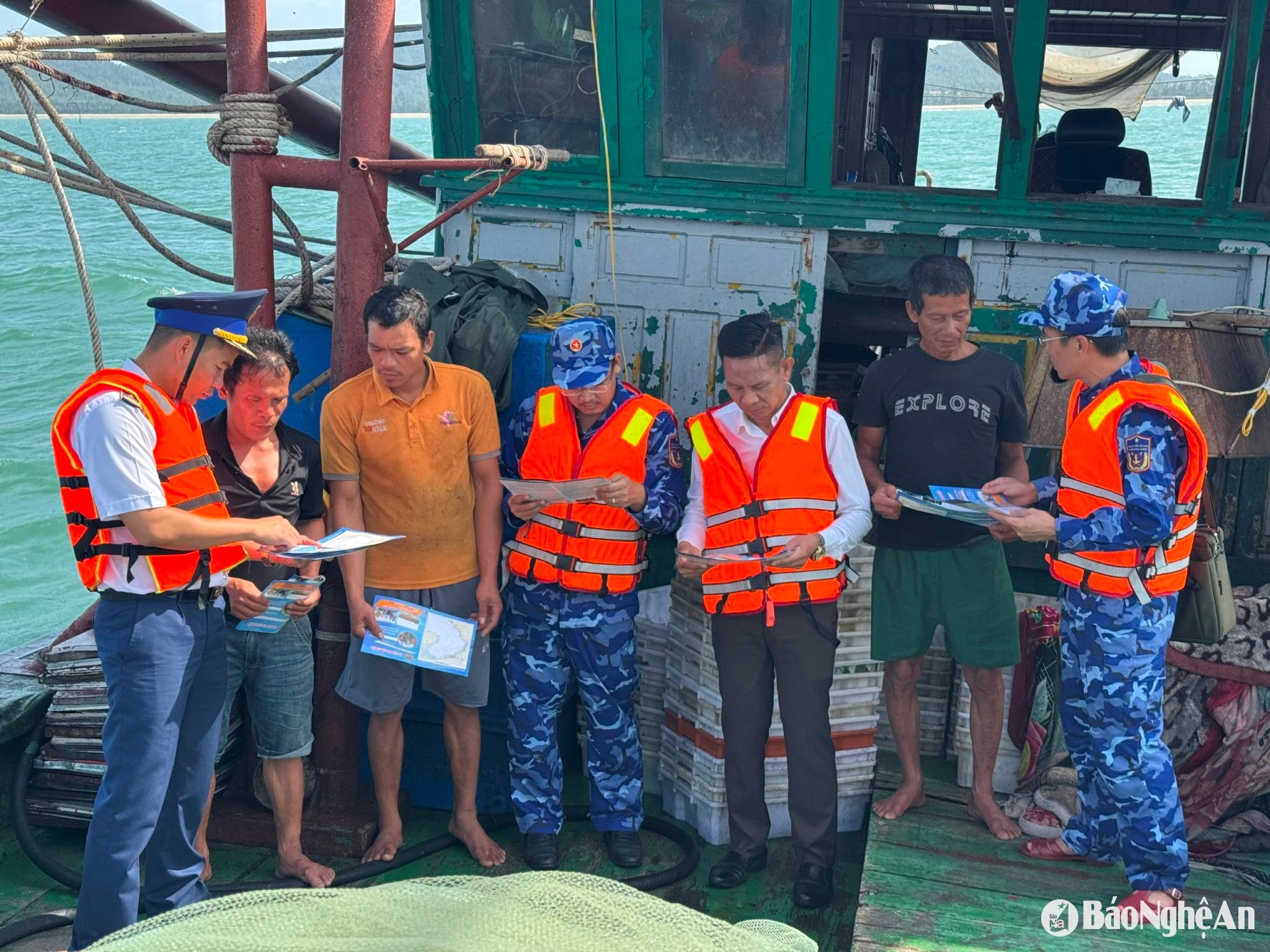  Tuyên truyền trên tàu cá cho ngư dân