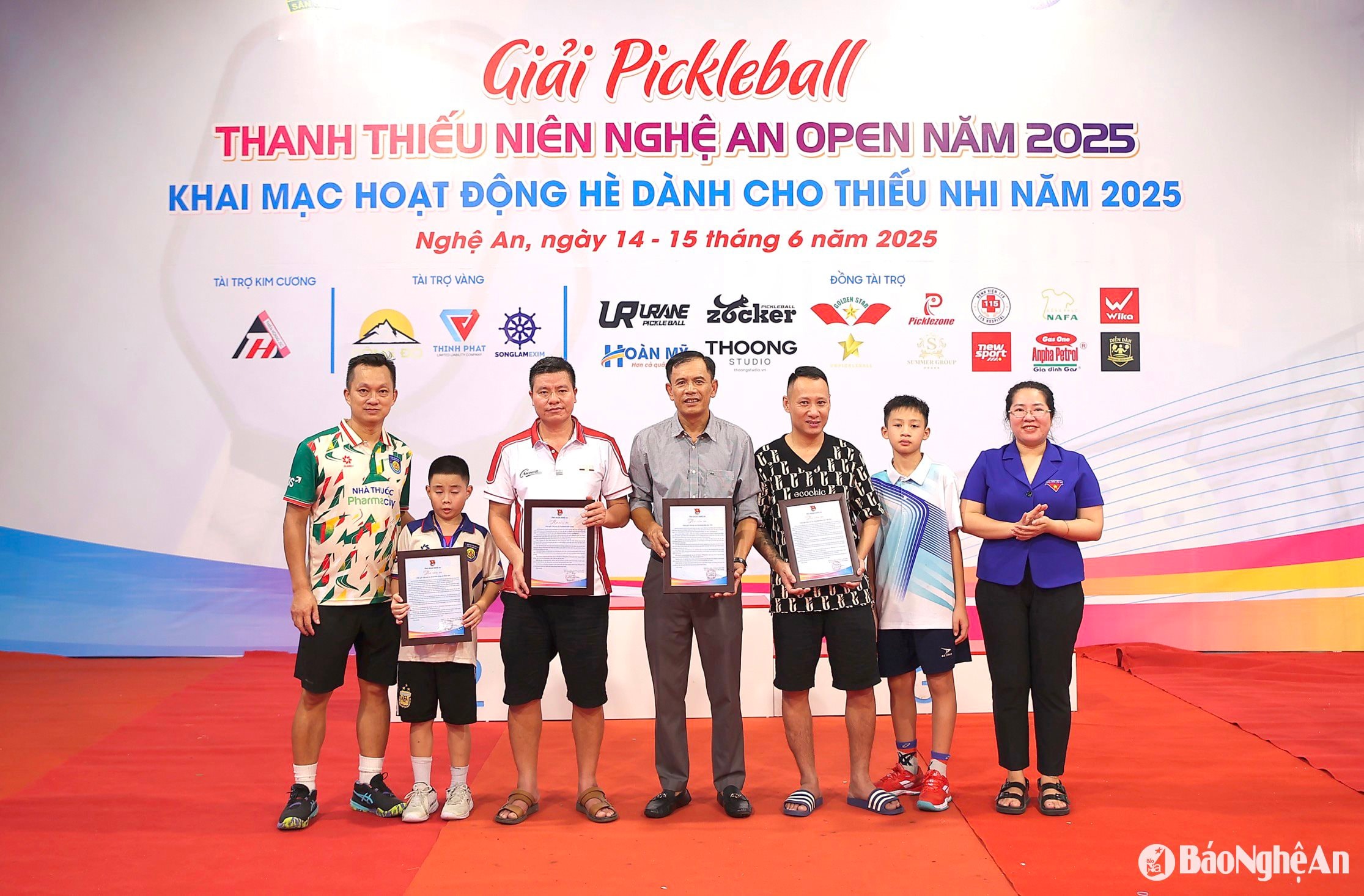 ban tổ chức trao giải cho 4 câu lạc bộ có vđv tham gia chất lượng, số lượng đông nhất
