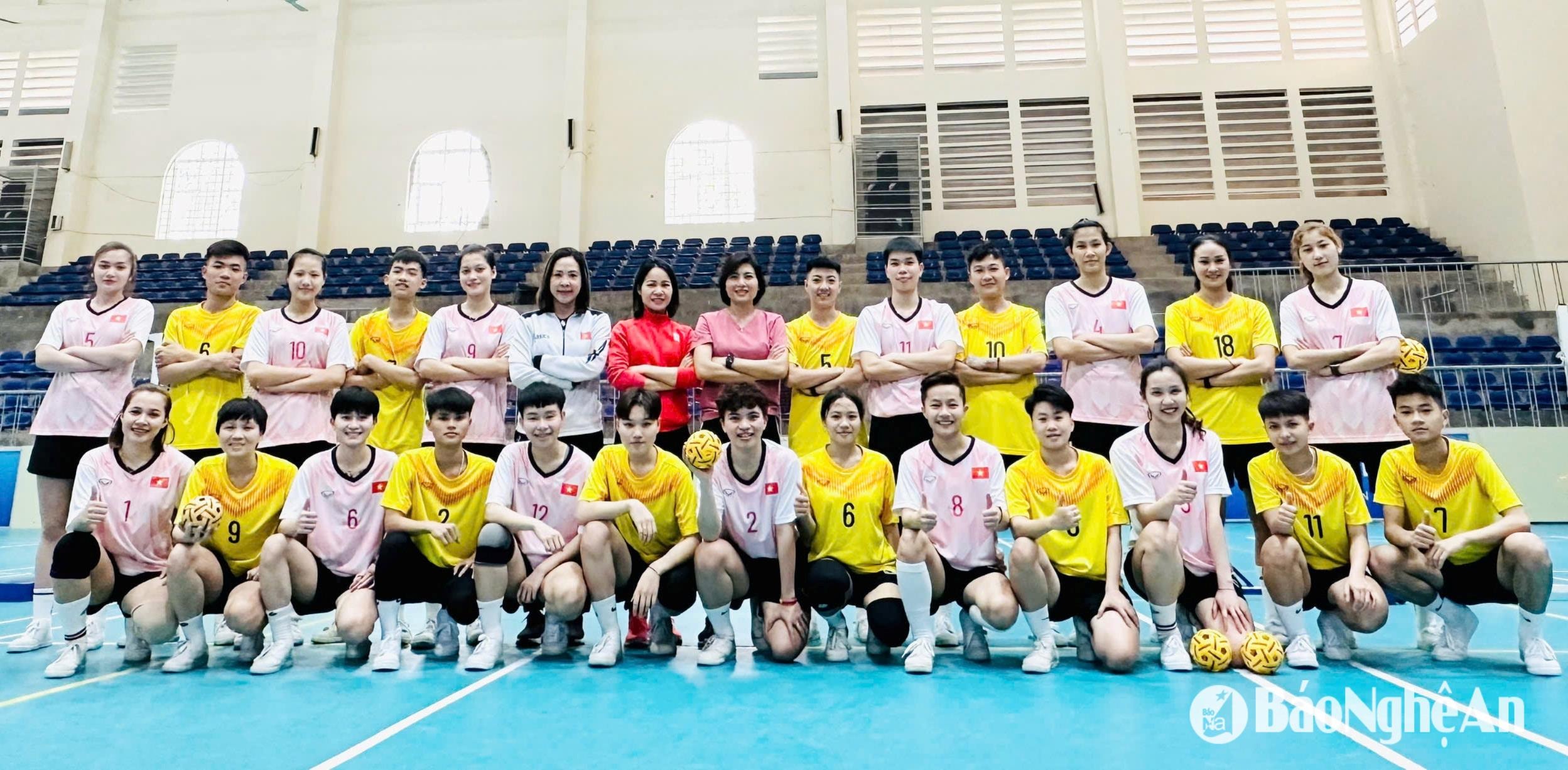 HLV Hồ Thị Minh Thuận (áo hồng, giữa hàng trên) và các học trò ở đội cầu mây Nghệ An. Ảnh: Minh Quân