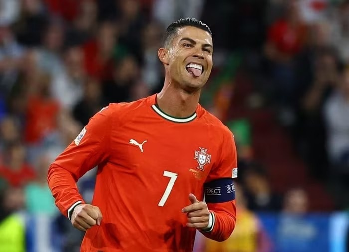 Ronaldo có thể du đấu Hong Kong.