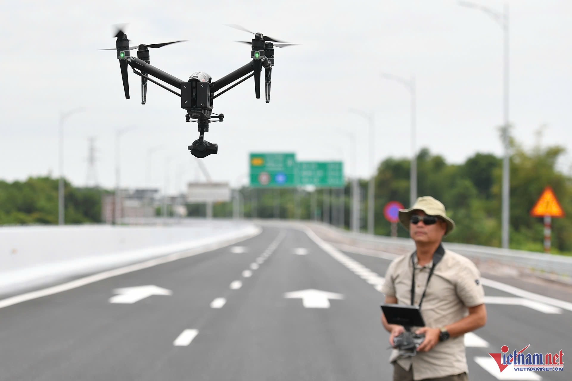 W-flycam.jpg