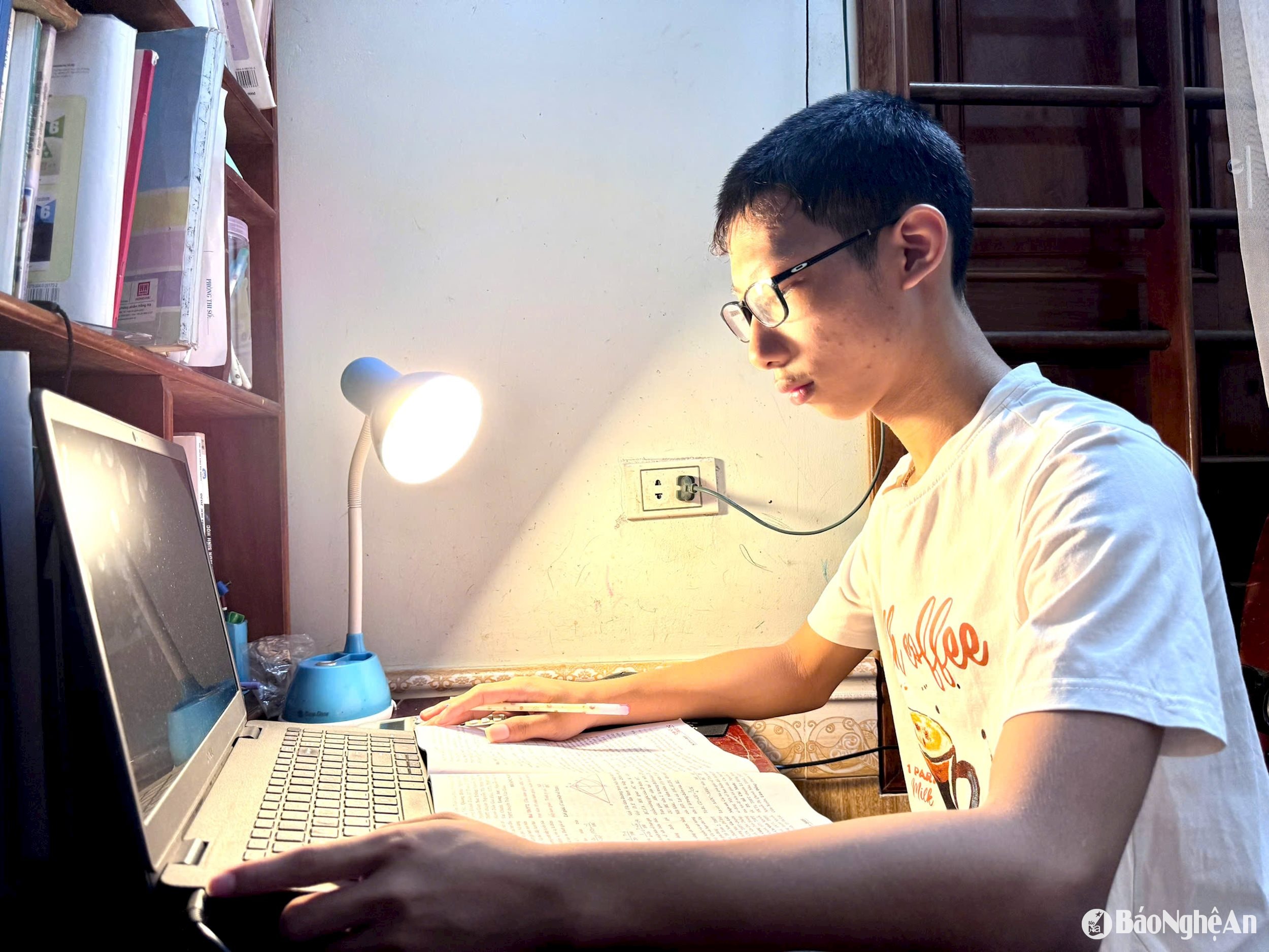Tất Han miệt mài học tập ở nhà