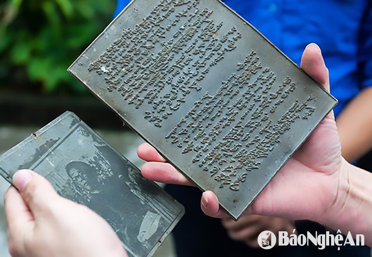 2 trong những bản kẽm để in báo Nghệ An trong những năm 1968 - 1969 do ông Trần Văn Sâm lưu giữ. Ảnh Đức Anh