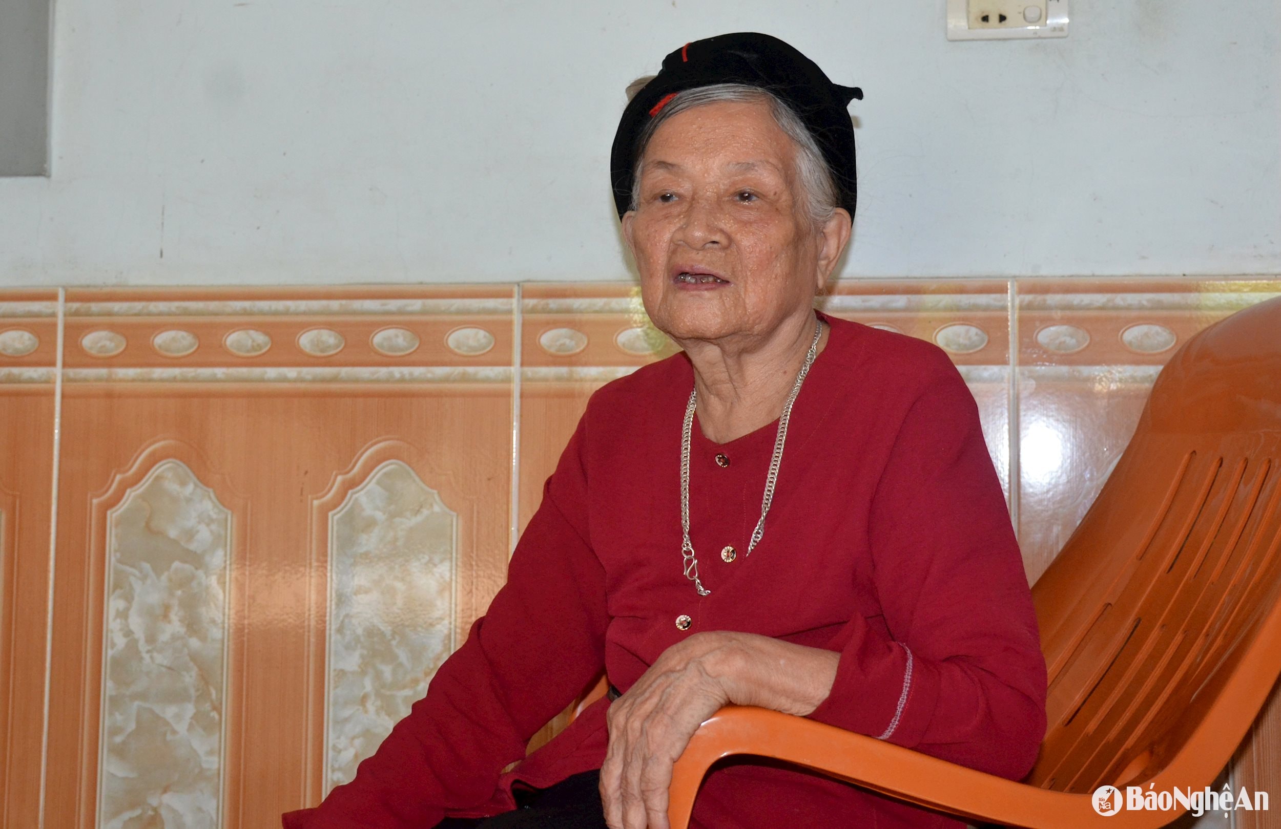 Bà Nguyễn Thị Khôi kể lại những câu chuyện về cán bộ, phóng viên Báo Nghệ An đã giúp dân trong giai đoạn sơ tán về xã Tân Sơn. Ảnh Thành Chung