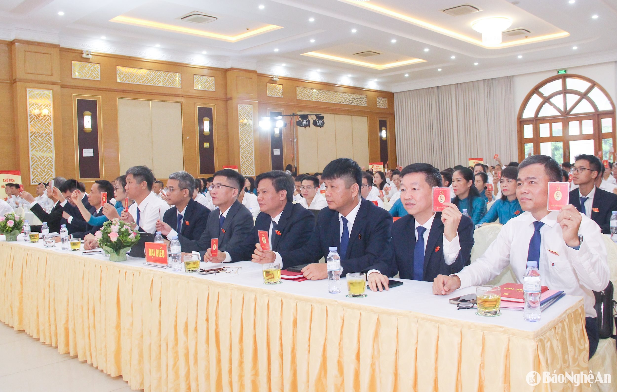 Các đại biểu biểu quyết tại đại hội