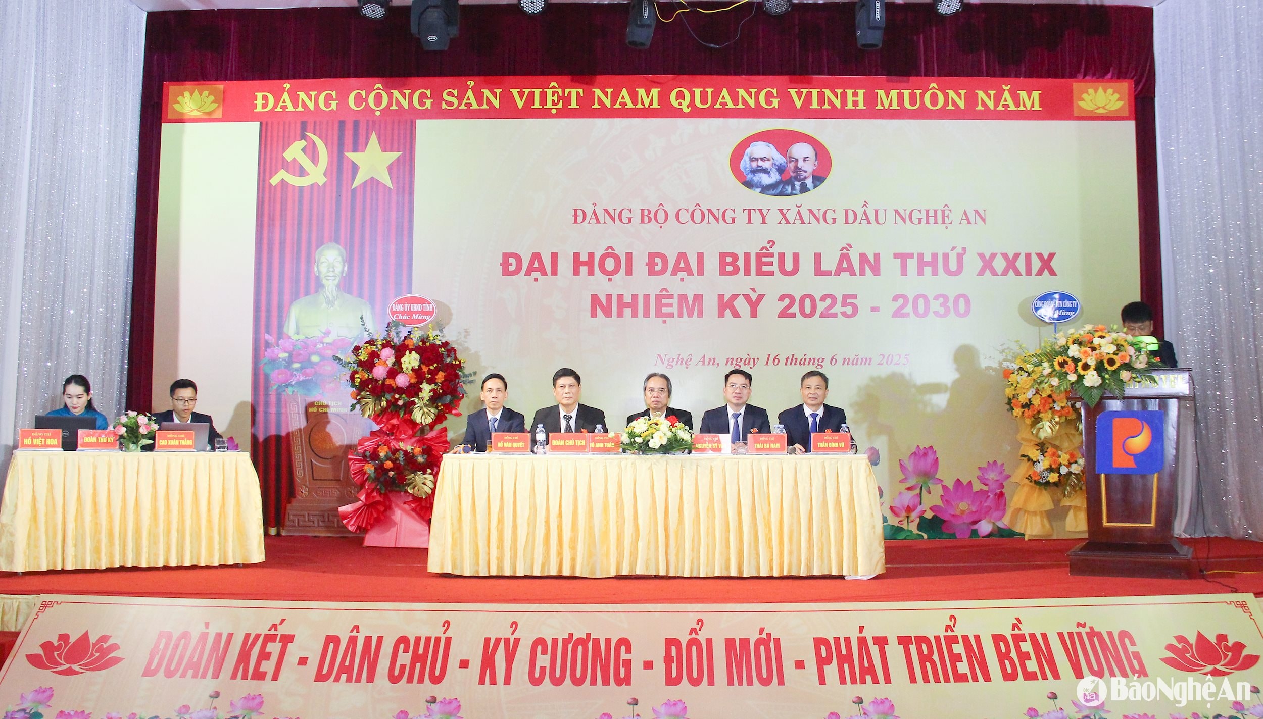 Đoàn Chủ tịch và Thư ký đại hội. Ảnh Mai Hoa