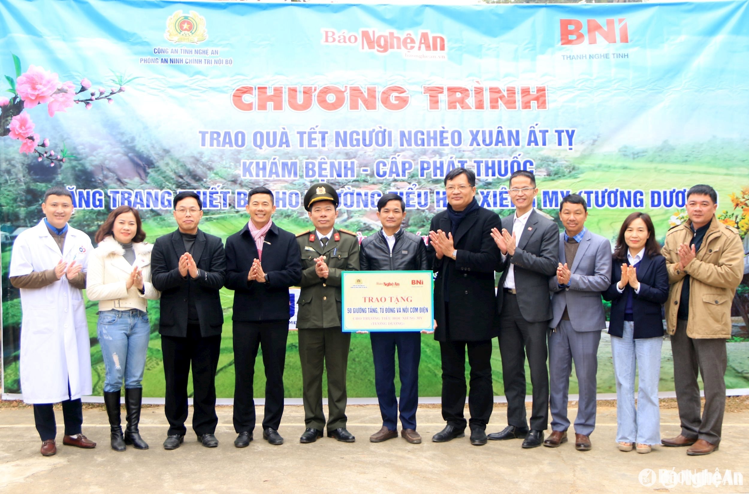 Báo Nghệ An cùng các đơn vị đồng hành đã tổ chức chương trình Trao quà Tết người nghèo Xuân Ất Tỵ; khám bệnh, cấp phát thuốc; tặng trang thiết bị cho Trường Tiểu học Xiêng My (Tương Dương). Ảnh: Tư liệu 