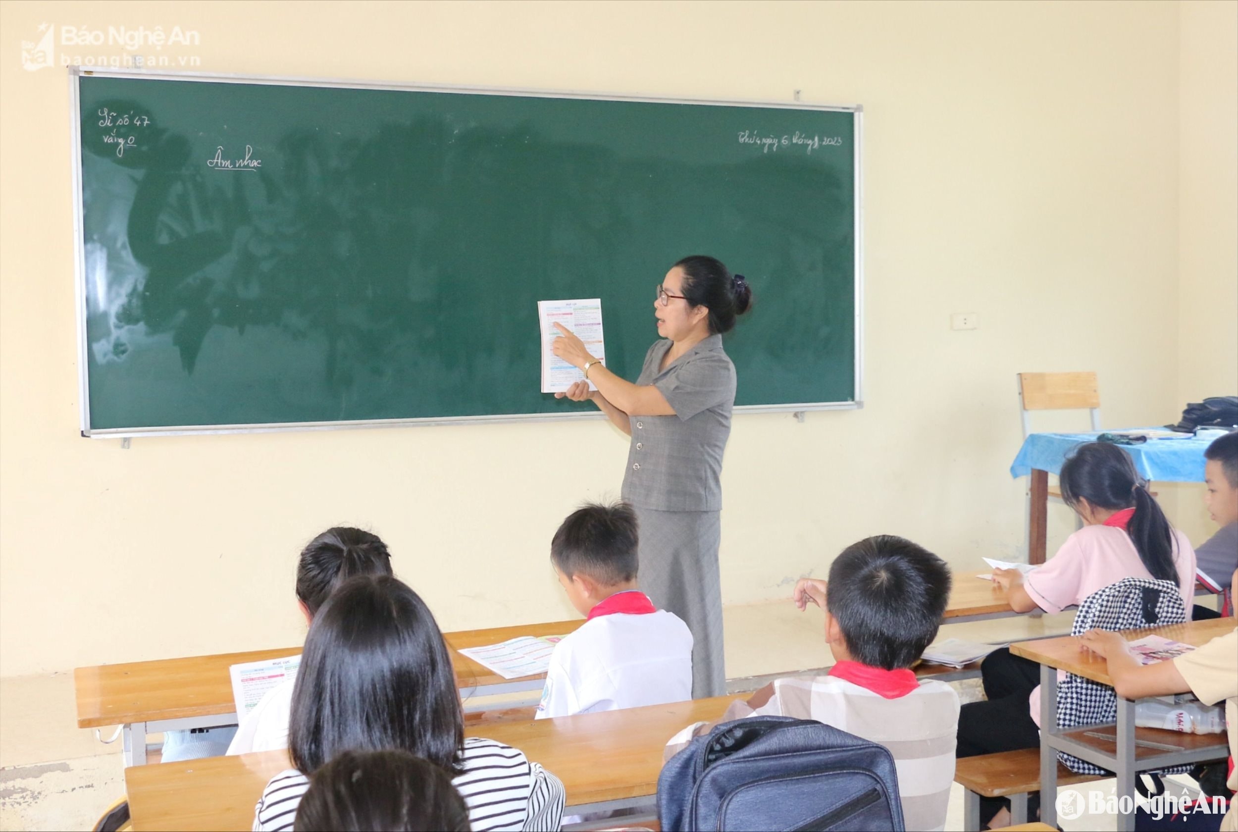 Do thiếu giáo viên, nhiều năm nay Trường THCS Nghi Phương (Nghi Lộc) phải hợp đồng giáo viên. Ảnh - Mỹ Hà