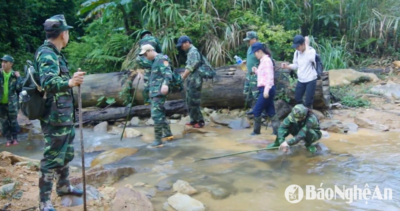 Phóng viên Báo Nghệ An pBộ đội Biên pohngf tỉnh thực hiện tuyên truyền về kết nghĩa giữa các bản hai biên biên giới Việt Lào Ảnh Hải Thượng