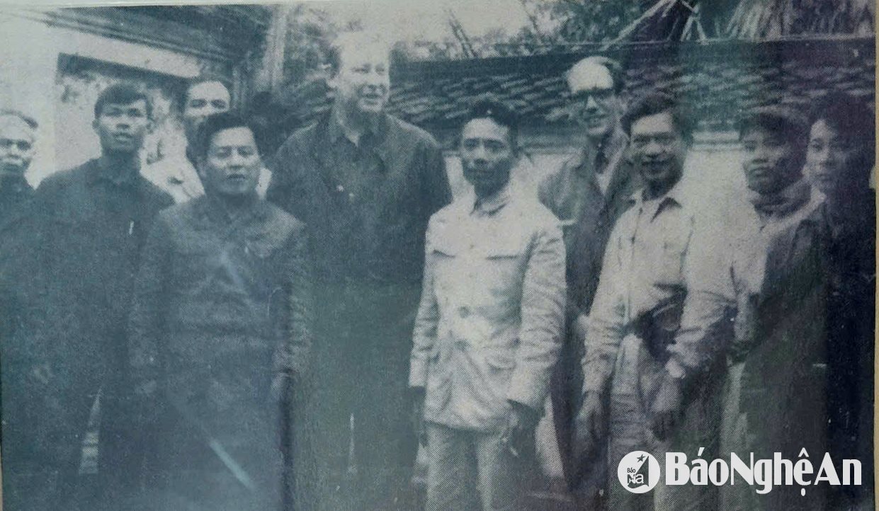 Đoàn cán bộ văn hoá, báo chí Cộng hoà Dân chủ Đức thăm Báo Nghệ An đang sơ tán tại huyện Đô Lương. Ảnh tư liệu Dương Huy
