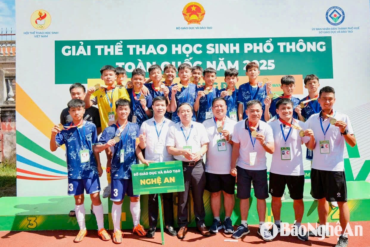 Đội bóng học sinh THCS Nghệ An giành ngôi vô địch