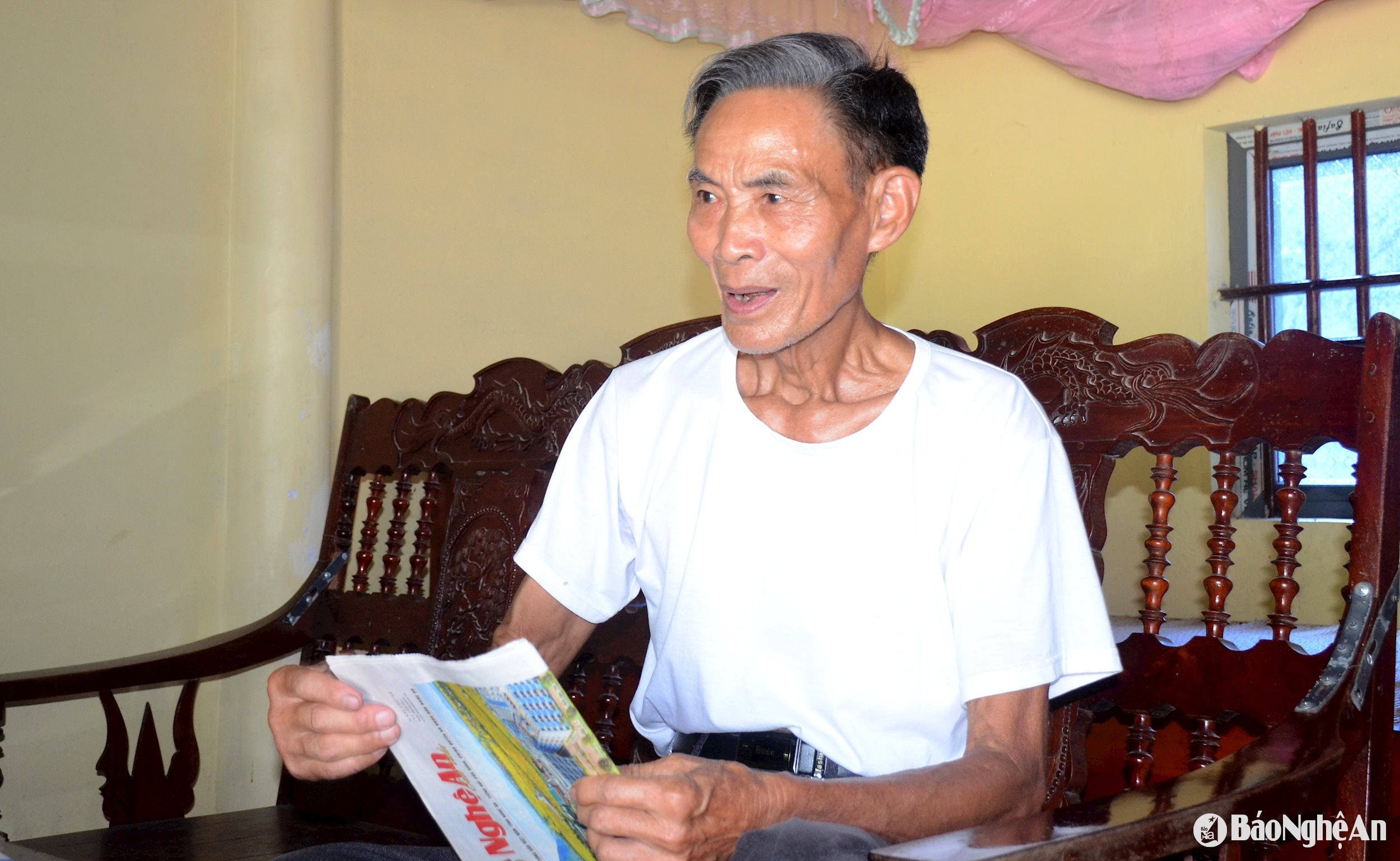 Ông Trần Văn Sâm kể chuyện Báo Nghệ An mượn nhà của gia đình làm trụ sở toà soạn. Ảnh Thành Chung