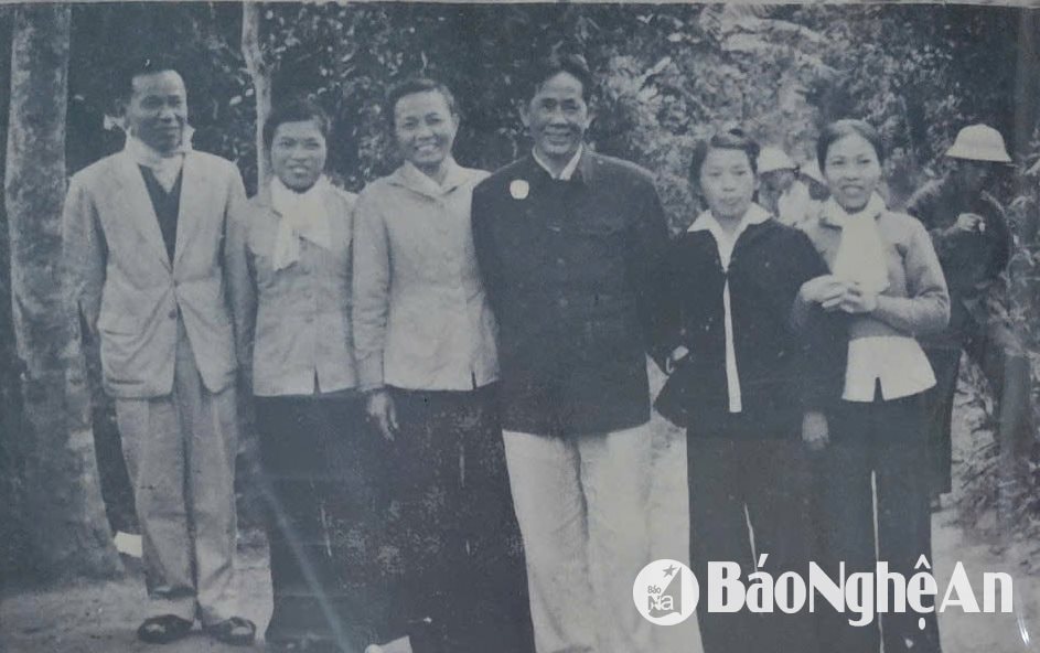Tổng Bí thư Lê Duẩn chụp ảnh cùng cán bộ tỉnh Nghệ An vào năm 1968. Ảnh tư liệu Thanh Hảo