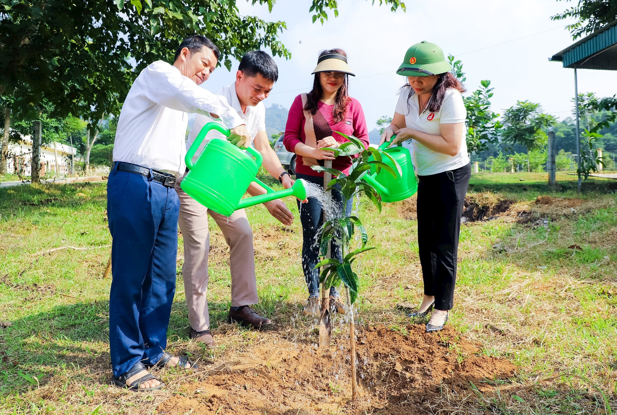 ថ្នាក់ដឹកនាំកាសែត Nghe An និងឃុំ Xieng My ដាំកូនស្វាយ។ រូបថត៖ ឯកសារ
