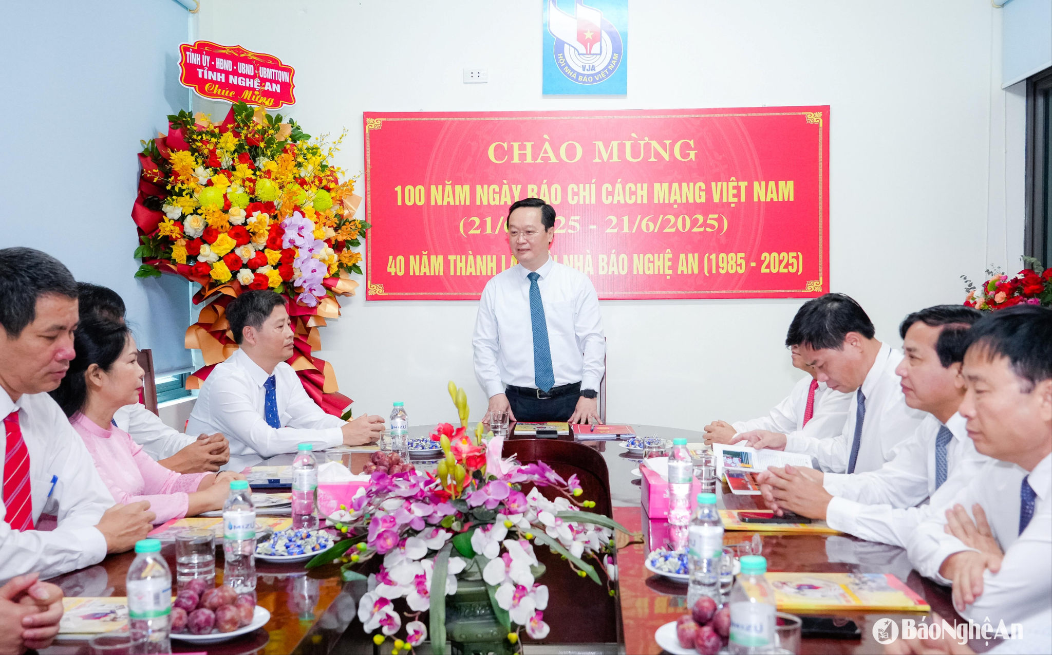 Bí thư Tỉnh ủy Nguyễn Đức Trung thăm, chúc mừng Hội Nhà báo tỉnh, Văn phòng đại diện Báo Nhân dân tại Nghệ An