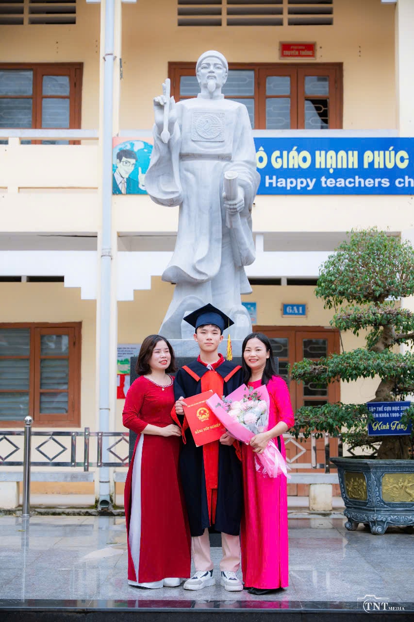 Phong chụp ảnh kỷ yếu cùng mẹ và cô giáo chủ nhiệm