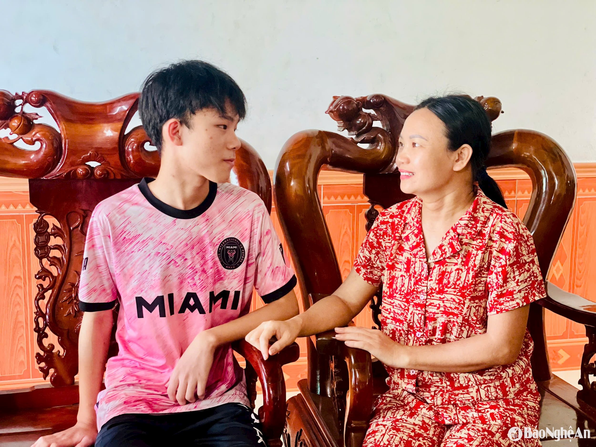 Phong còn bố trí thời gian học tập hợp lý để đảm nhiệm một số việc trong gia đình.