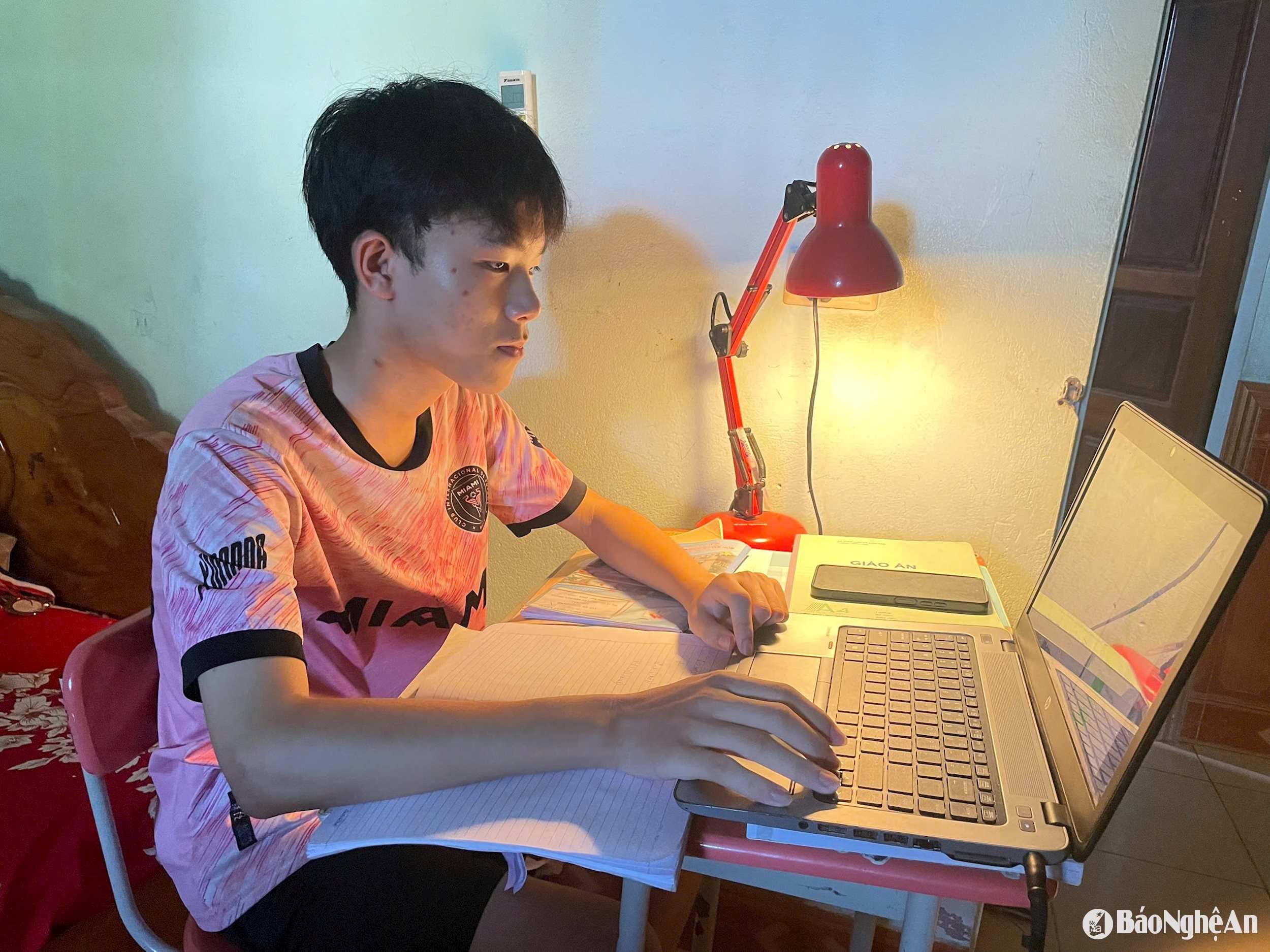 Phong học đều tất cả các môn, đam mê từ nhỏ với môn Toán.