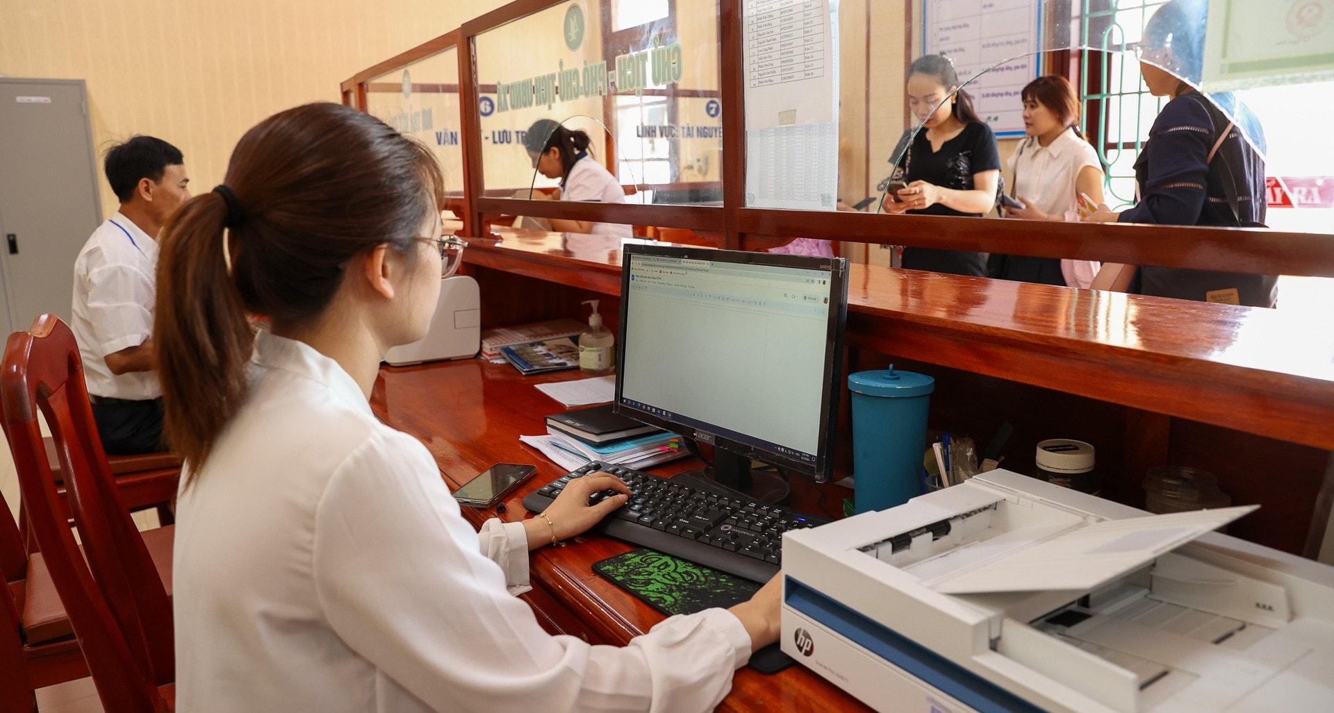 Hàng trăm nghìn cán bộ không chuyên trách được hưởng trợ cấp nghỉ việc tương xứng