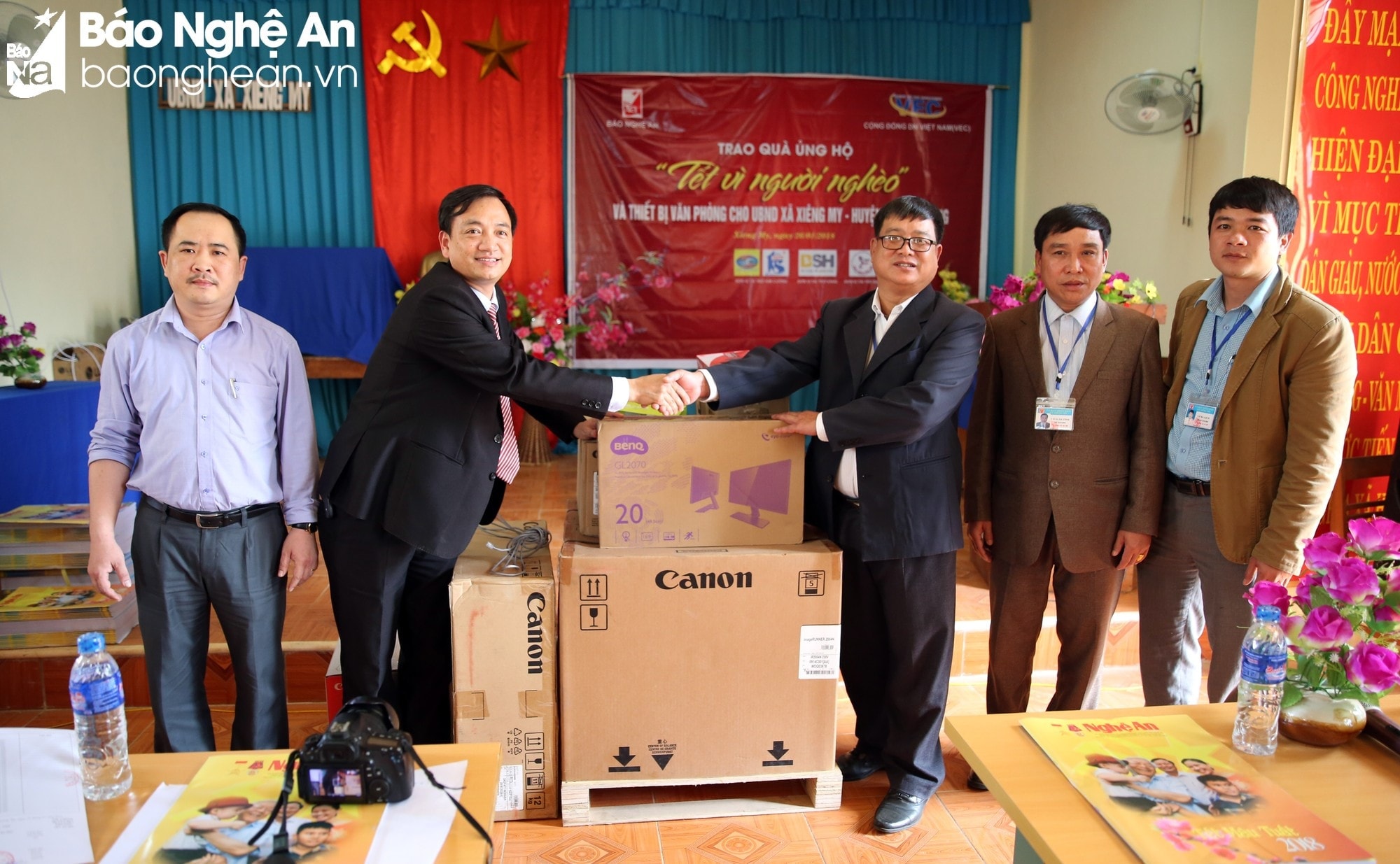 Đồng chí Trần Hữu Nghĩa - Phó Tổng Biên tập Báo Nghệ An trao tặng 1 máy photocopy, một bộ máy tính và máy in cho UBND xã Xiêng My trị giá hơn 40 triệu đồng. Ảnh tư liệu
