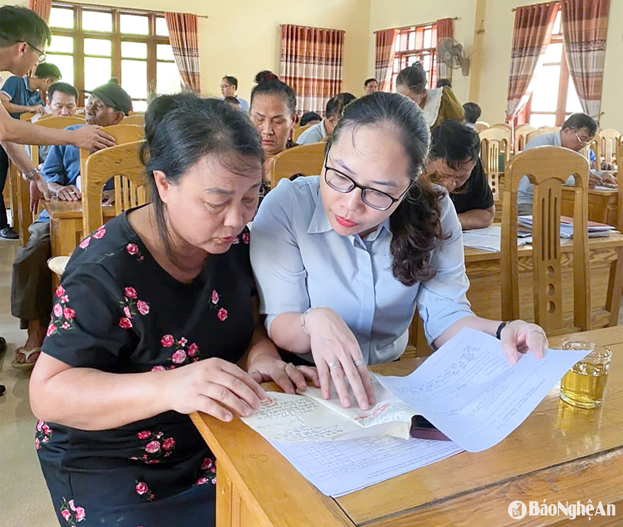 can-bo-huyen-nghi-loc-ve-co-so-huong-dan-cho-nguoi-dan-hoan-thien-ho-so-cap-giay.-anh-mai-hoa