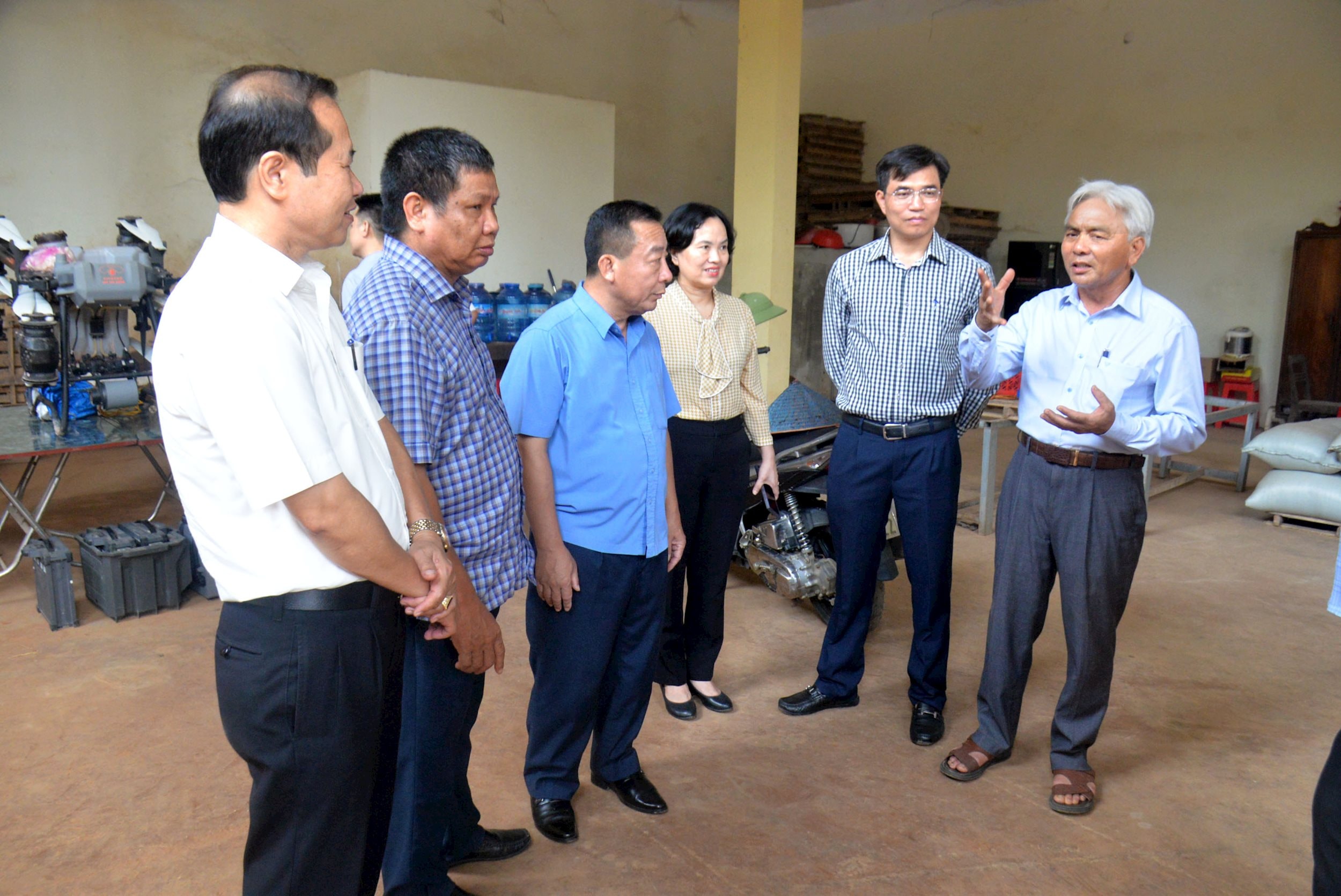Lãnh đạo tỉnh và Liên minh HTX tỉnh tham quan tình hình hoạt động của một số HTX tiêu biểu trên địa bàn tỉnh. Ảnh: Xuân Hoàng