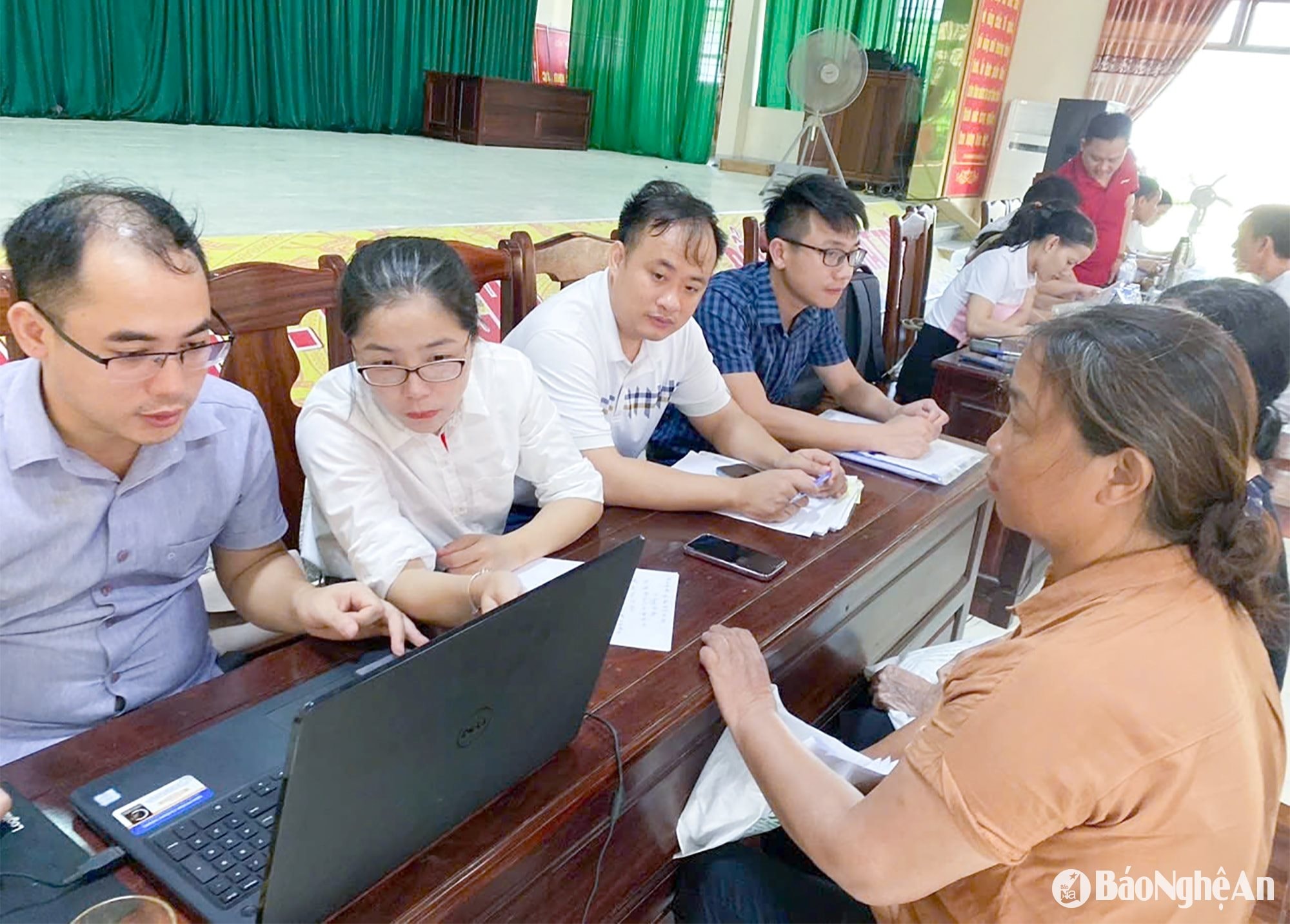 bna_can-bo-huyen-nghi-loc-ve-xa-nghi-quang-huong-dan-nguoi-dan-hoan-thien-ho-so-cap-giay.jpg