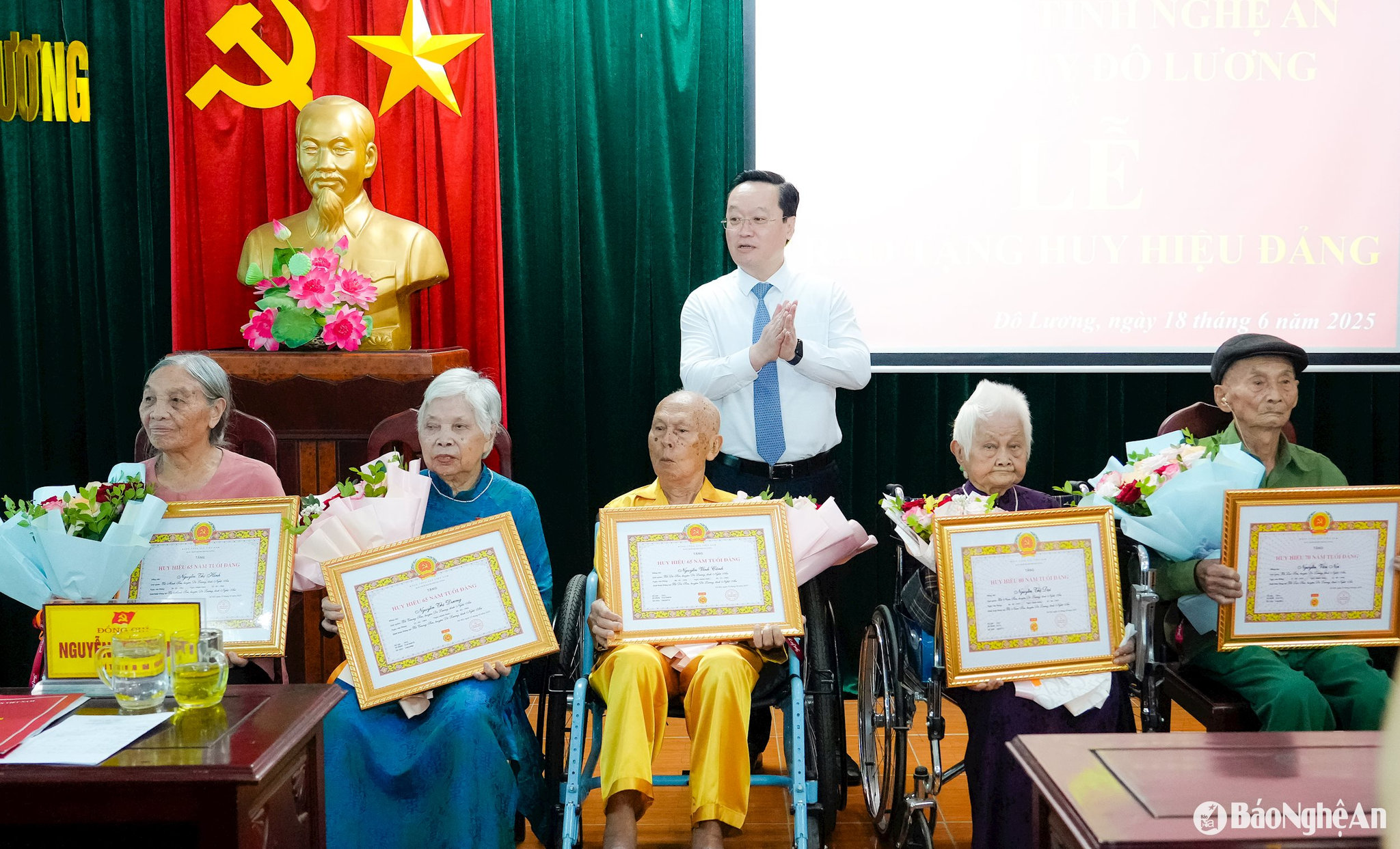 Bí thư Tỉnh ủy Nguyễn Đức Trung trao Huy hiệu Đảng cho 5 đảng viên lão thành tại huyện Đô Lương