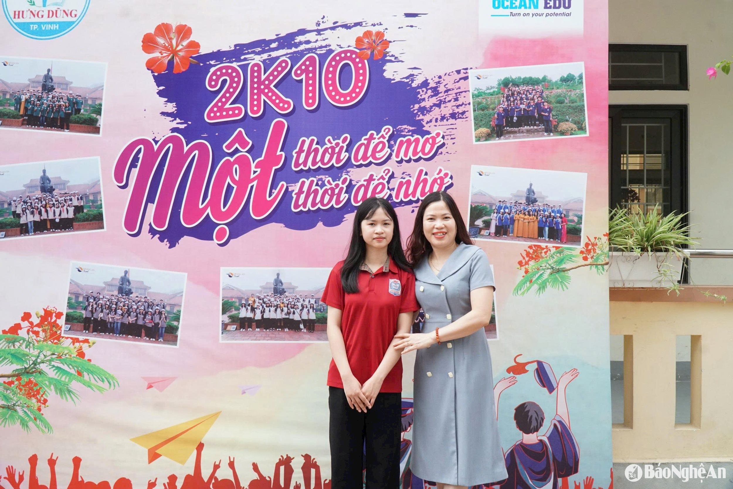 Nguyễn Ngọc Linh cùng cô giáo dạy Ngữ văn. Mùa thi năm nay Trường THCS Hưng Dũng có 4 học sinh đậu vào lớp chuyên Văn - Trường THPT chuyên Phan Bội Châu. Ảnh - Mỹ Hà