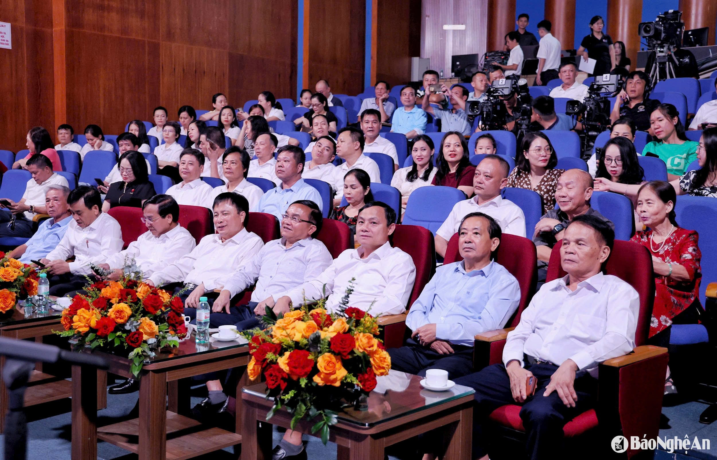 Các đại biểu dự chương trình giao lưu