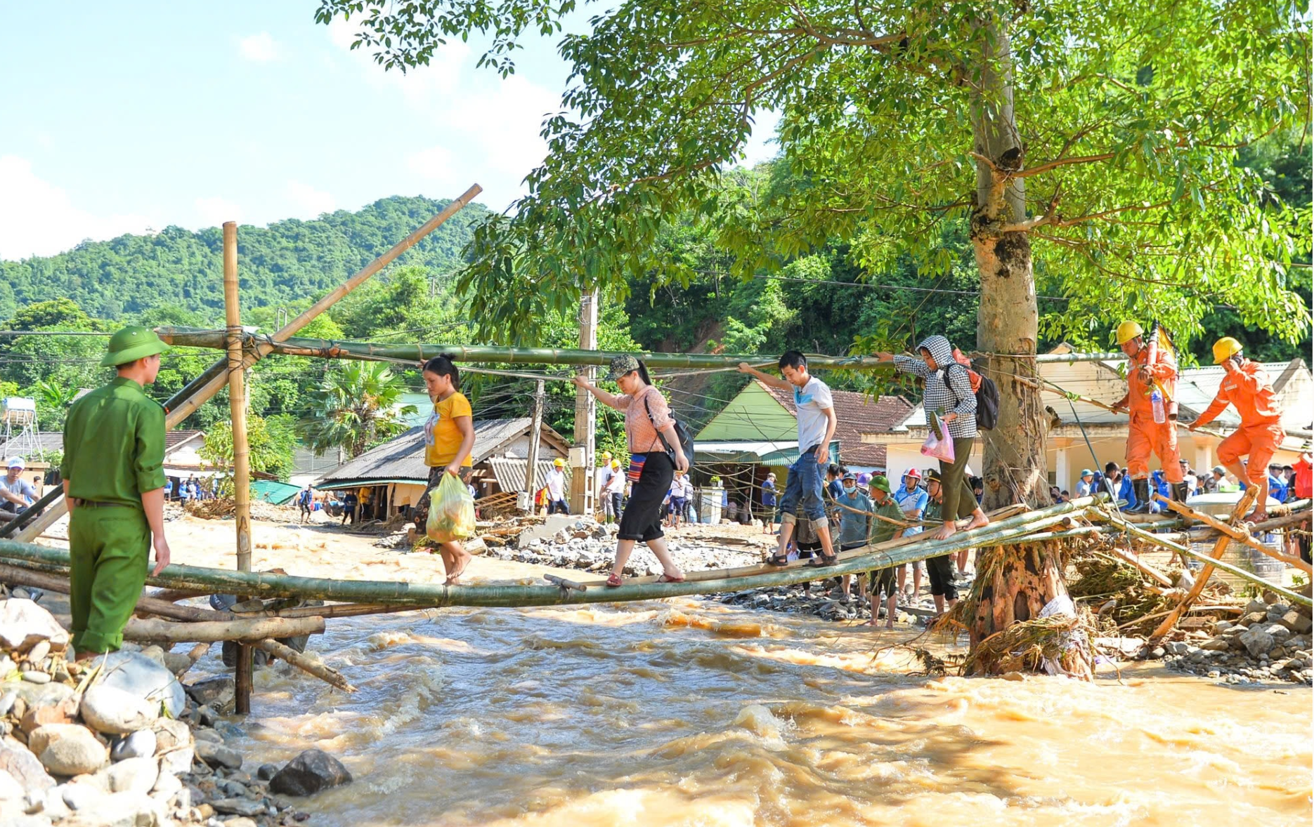 Phóng viên báo chí tác nghiệp tại các vùng bị thiên tai được sự hỗ trợ của địa phương và các lực lượng vũ trang. Ảnh: Thành Cường
