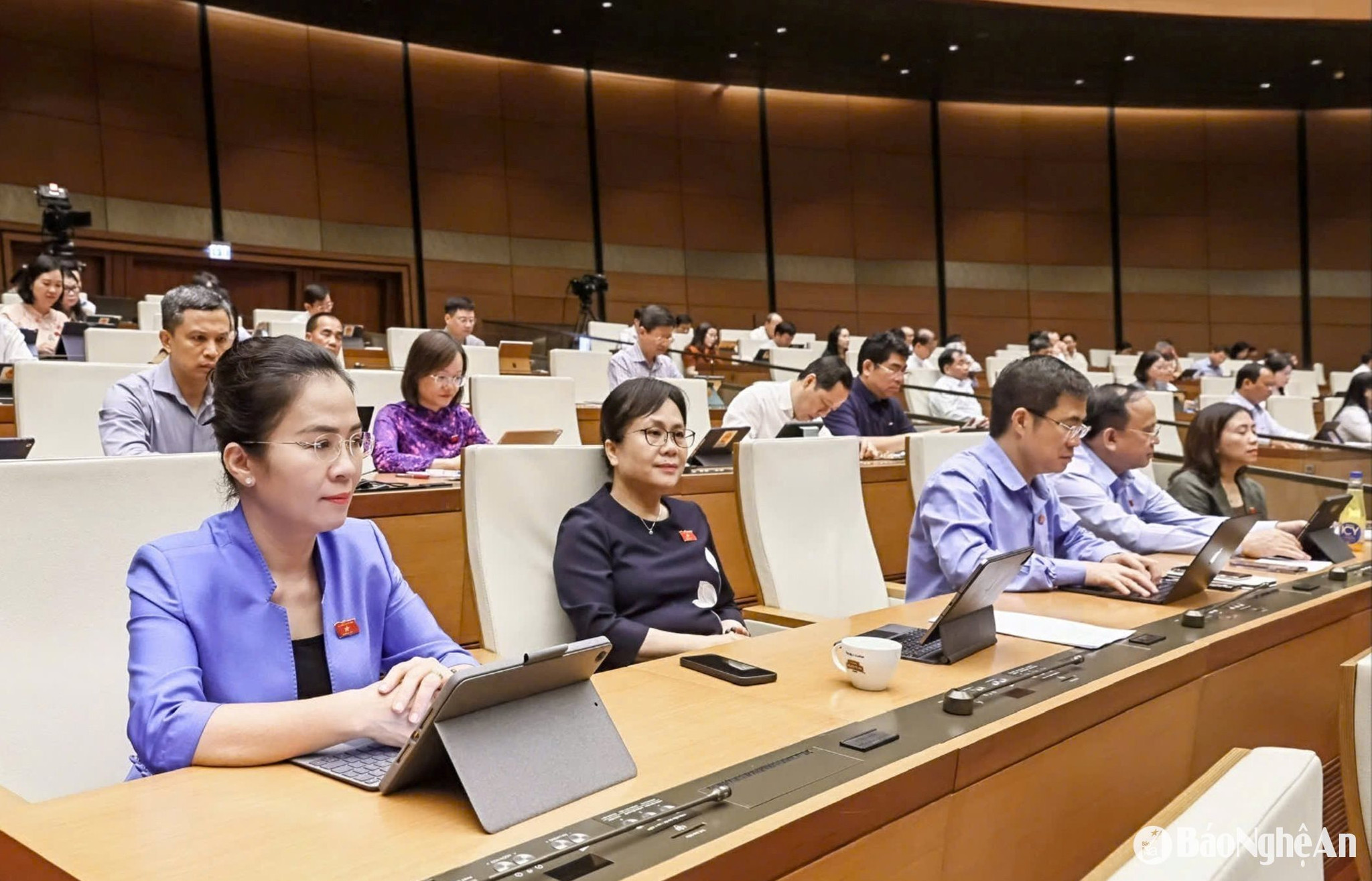 Đại biểu Quốc hội đoàn Nghệ An chất vấn Bộ trưởng Bộ Tài chính về hiệu quả hoạt động của các khu kinh tế ven biển