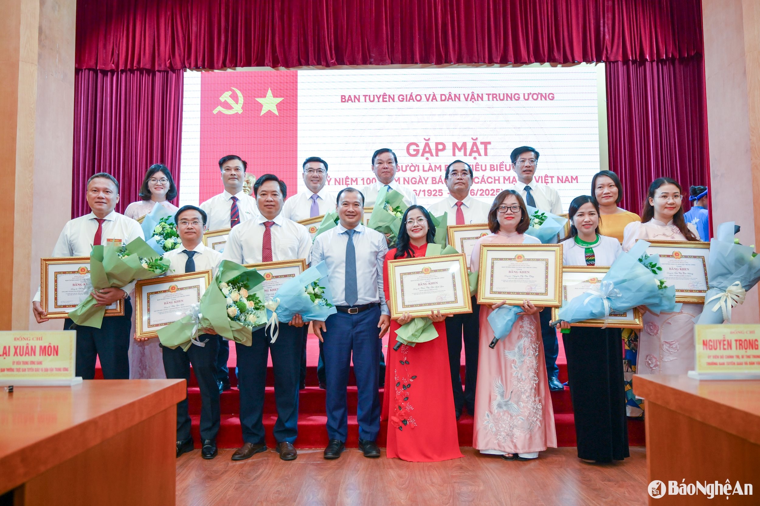 Đồng chí Lê Hải Bình - Ủy viên Dự khuyết Ban chấp hành Trung ương Đảng, Thứ trưởng Bộ Văn hóa, Thể thao và Du lịch trao tặng Bằng khen cho các nhà báo tiêu biểu trên toàn quốc. Ảnh: Thế Đại.