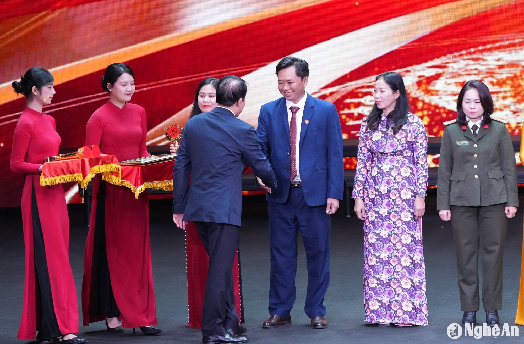 bna_bua-liem-vang-4-f057e473128b5eb4eb52b4e3d95a4f51.jpg