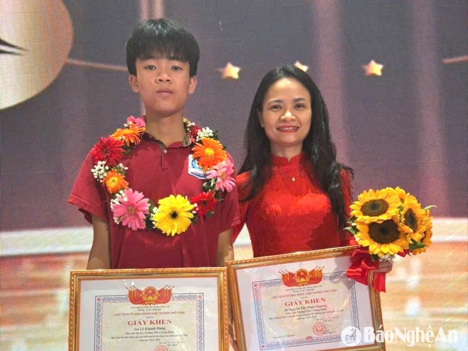 bna_co-giao-nguyen-thi-minh-thuong-va-hoc-sinh-khanh-hung-tai-le-tuyen-duong-hoc-sinh-gioi-do-thanh-pho-vinh-to-chuc.-anh-ntcc.jpg