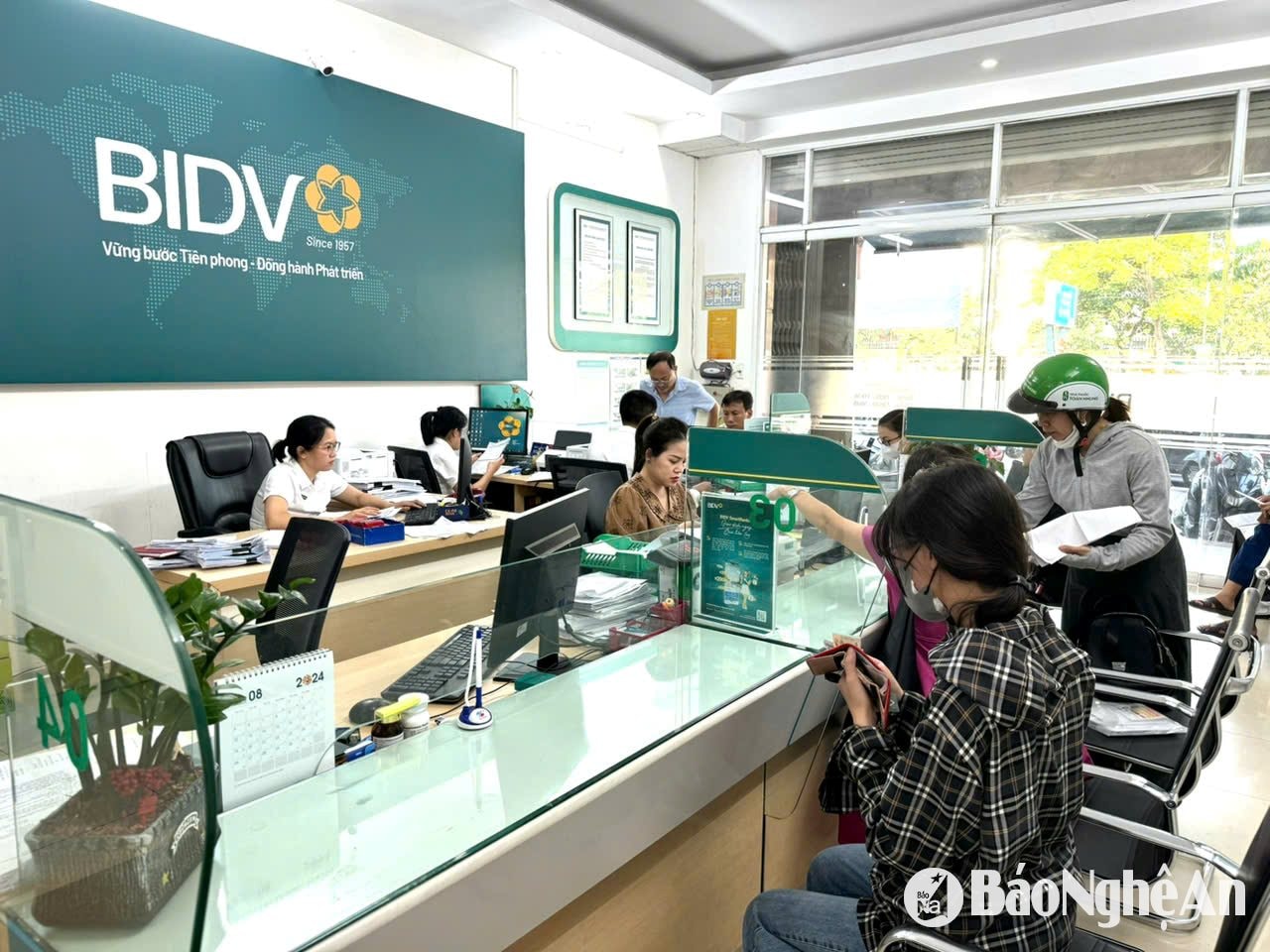 Người dân nạp tiền trước bạ tai Ngân hàng