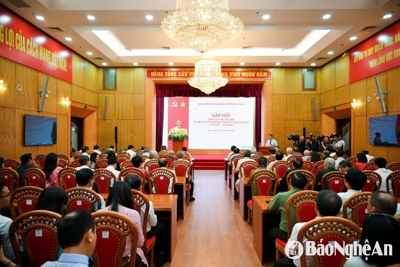 Quang cảnh chương Gặp mặt, tuyên dương Người làm báo tiêu biểu nhân Kỷ niệm 100 năm Ngày Báo chí Cách mạng Việt Nam (21/6/1925 – 21/6/2025). Ảnh: Thế Đại