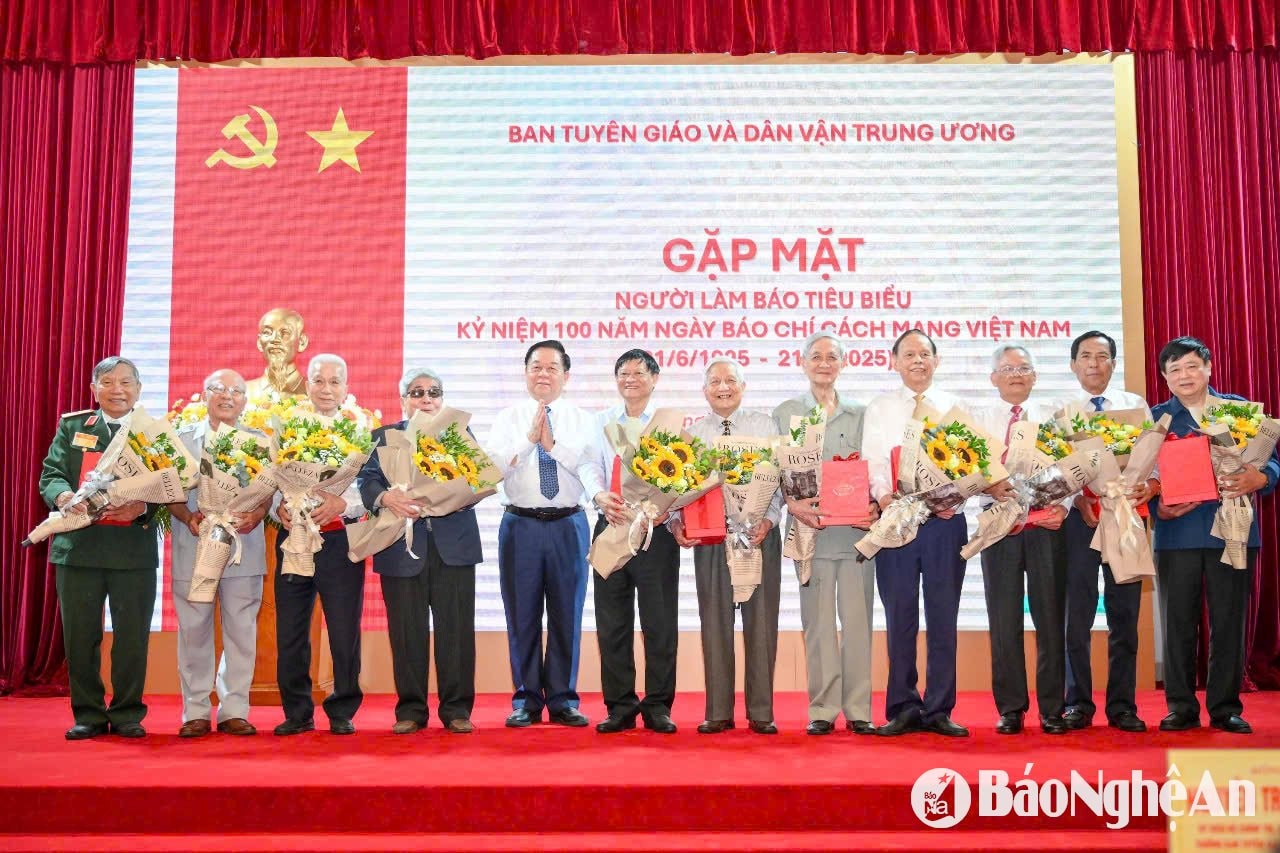 Ban tổ chức tặng hoa cho các nhà báo lão thành và các nhà nghiên cứu có nhiều đóng góp cho nền báo chí cách mạng Việt Nam.