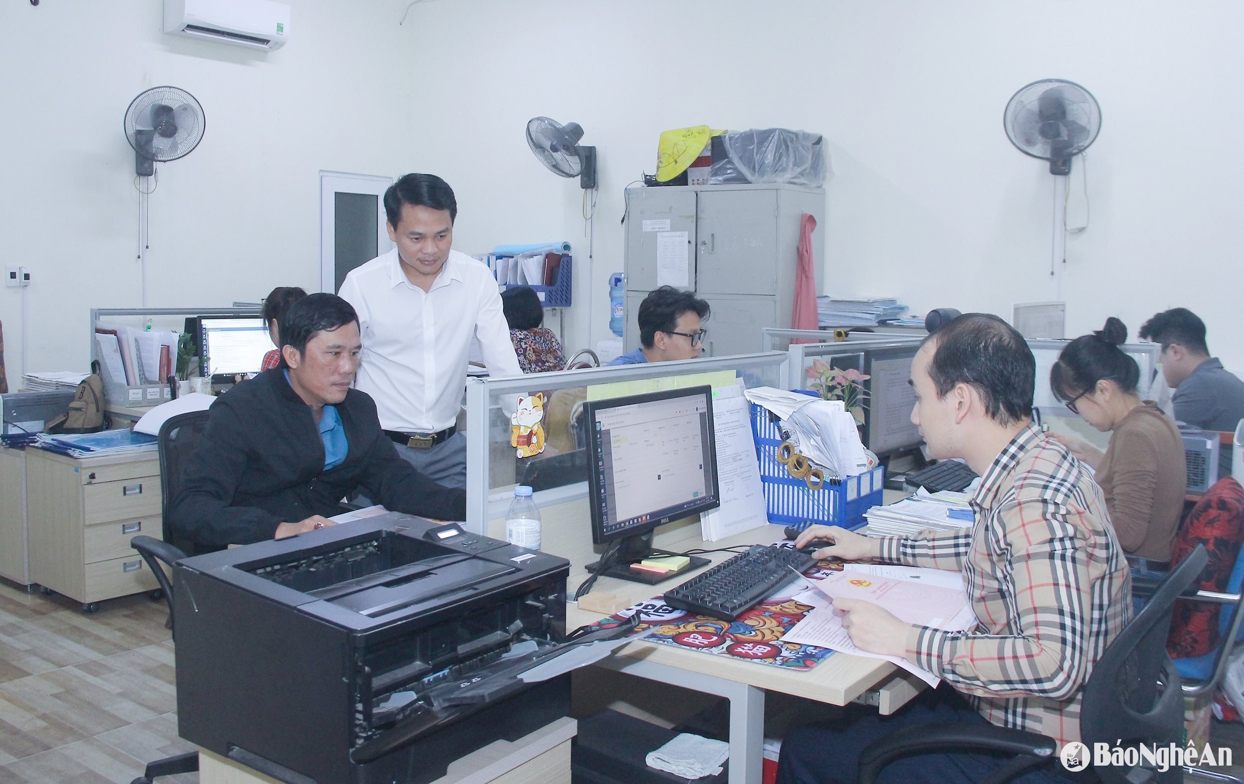 Cán bộ Chi nhánh Văn phòng Đăng ký đất đai thành phố Vinh xử lý hồ sơ đất đai. Ảnh- Mai Hoa
