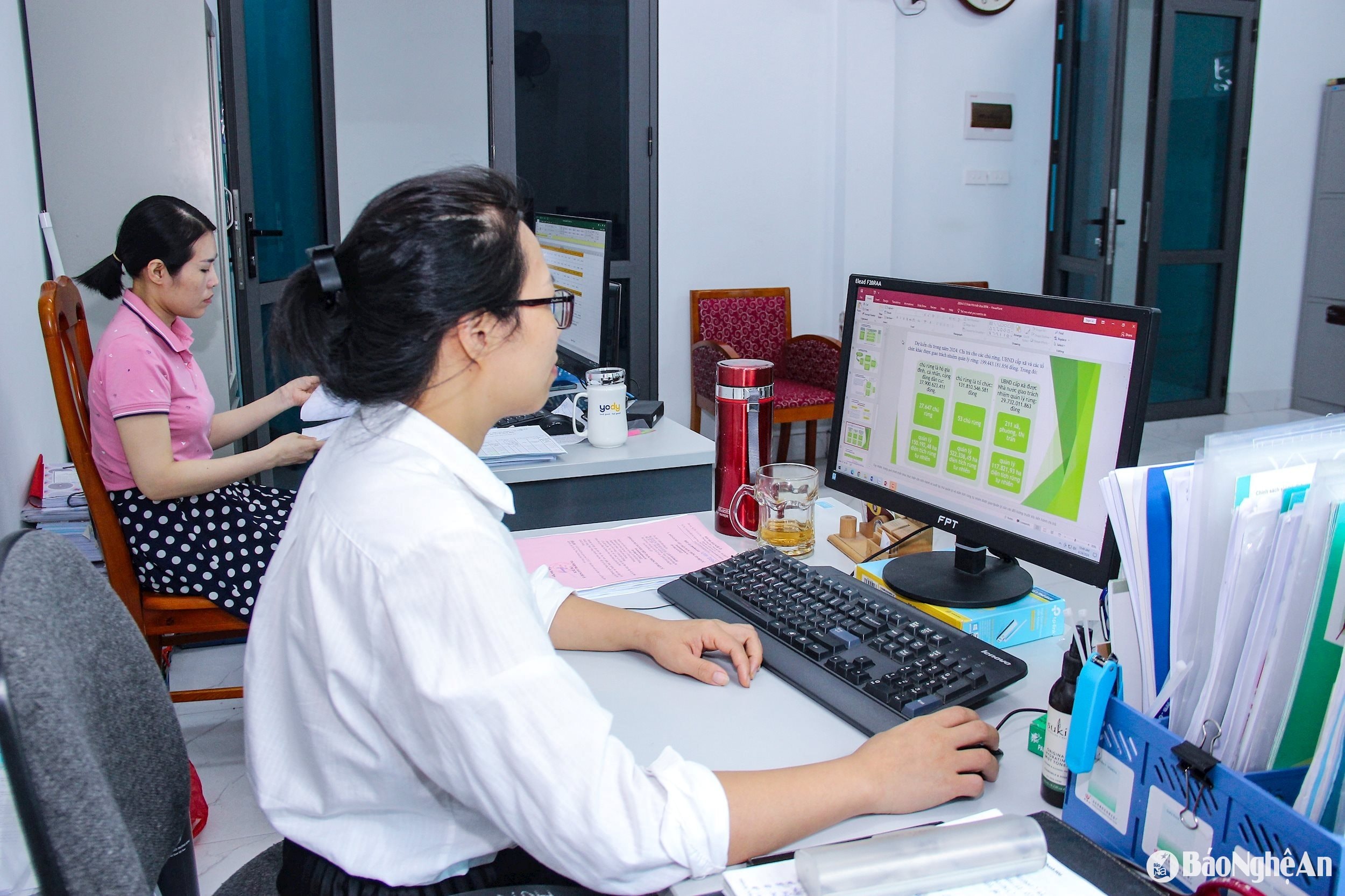 Cán bộ Quỹ Bảo vệ và Phát triển rừng Nghệ An, trực thuộc Sở Nông nghiệp và Môi trường Nghệ An làm việc trên môi trường mạng. Ảnh- Mai Hoa
