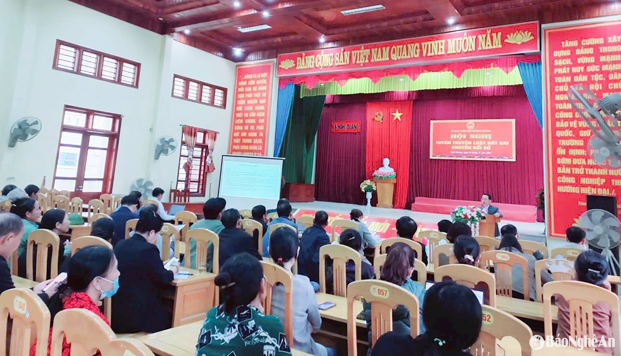 Chi nhánh Văn phòng Đăng ký đất đai huyện Nghi Lộc về cơ sở tuyên truyền Luật Đất đai.