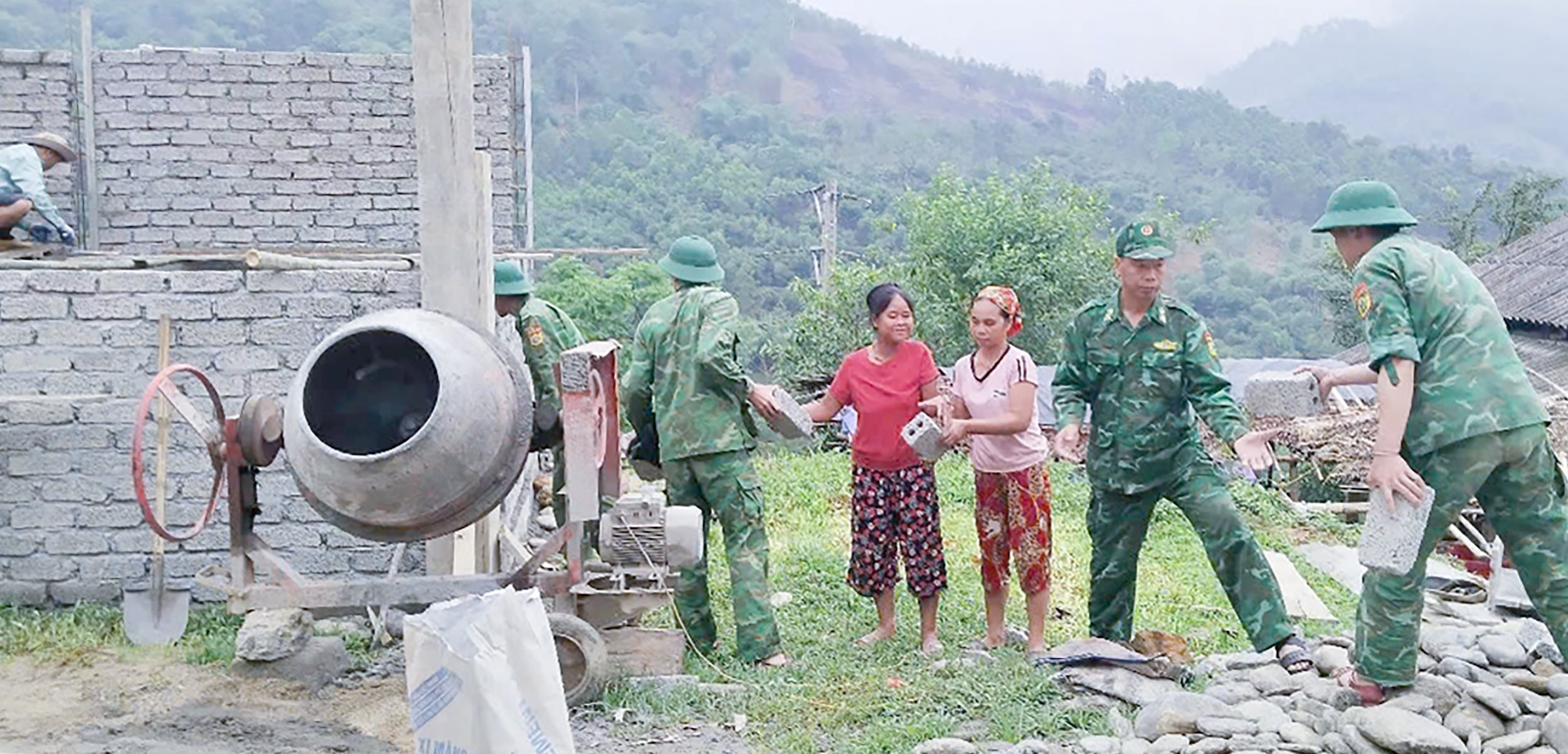 Xã Châu Khê (huyện Con Cuông) huy động các lực lượng làm nhà ở cho người dân. Ảnh Mai Hoa