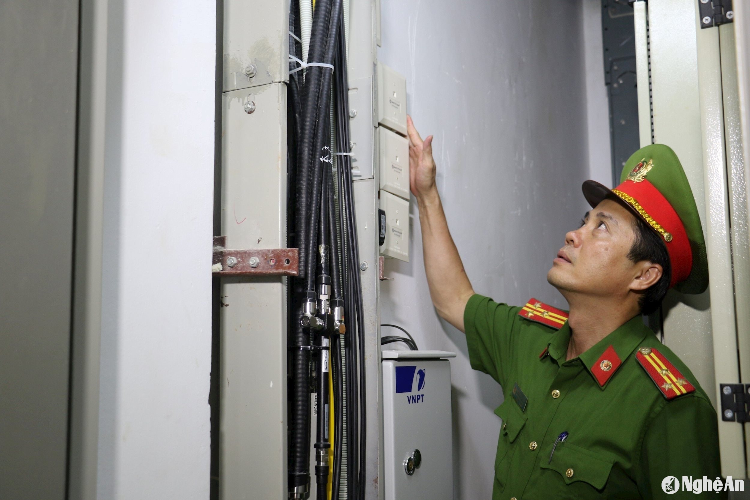 Phòng Cảnh sát PCCC&CNCH (Công an tỉnh) kiểm tra hệ thống trụ tiếp nước chữa cháy tại một công trình trên địa bàn TP.Vinh. Ảnh tư liệu minh hoạ Đ.C